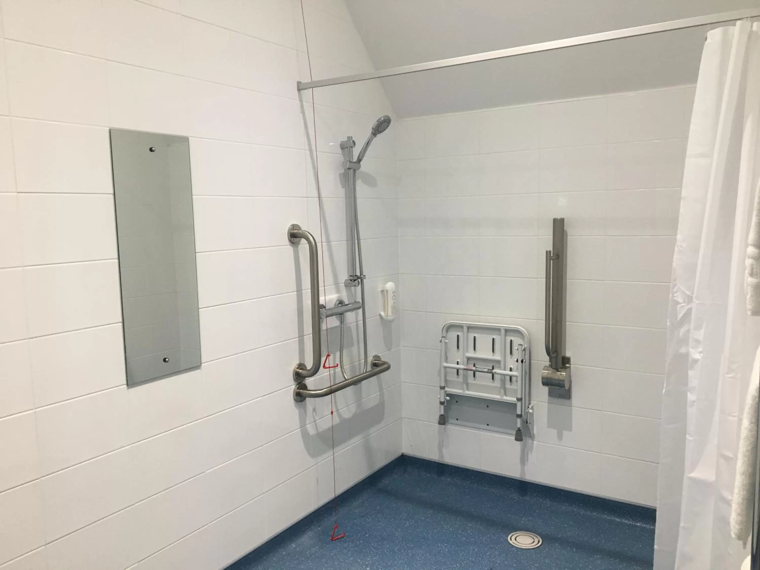 Shower, Bathroom in The Catherine Wheel Wetherspoon Hotel