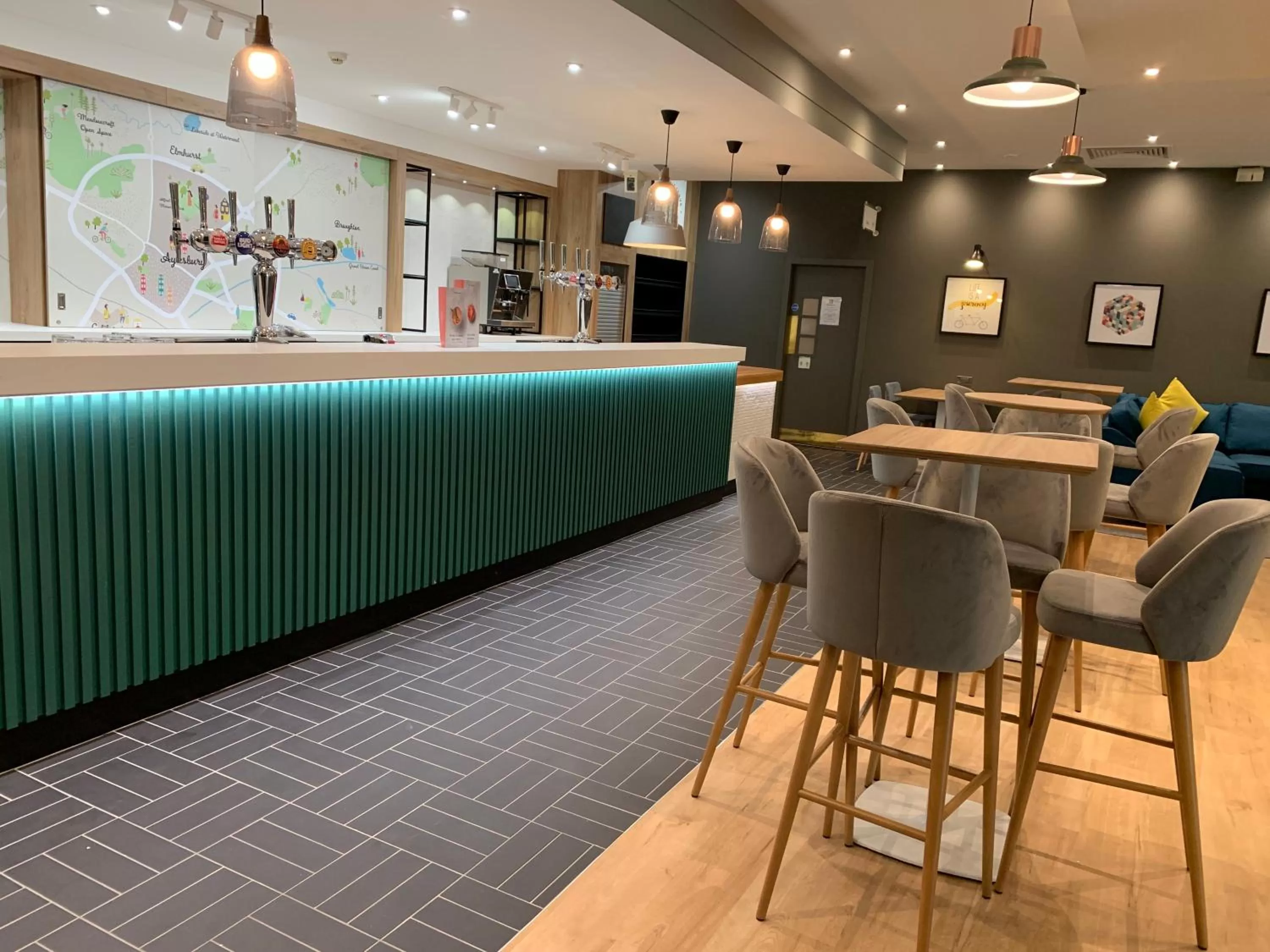 Lounge or bar in Holiday Inn Aylesbury by IHG