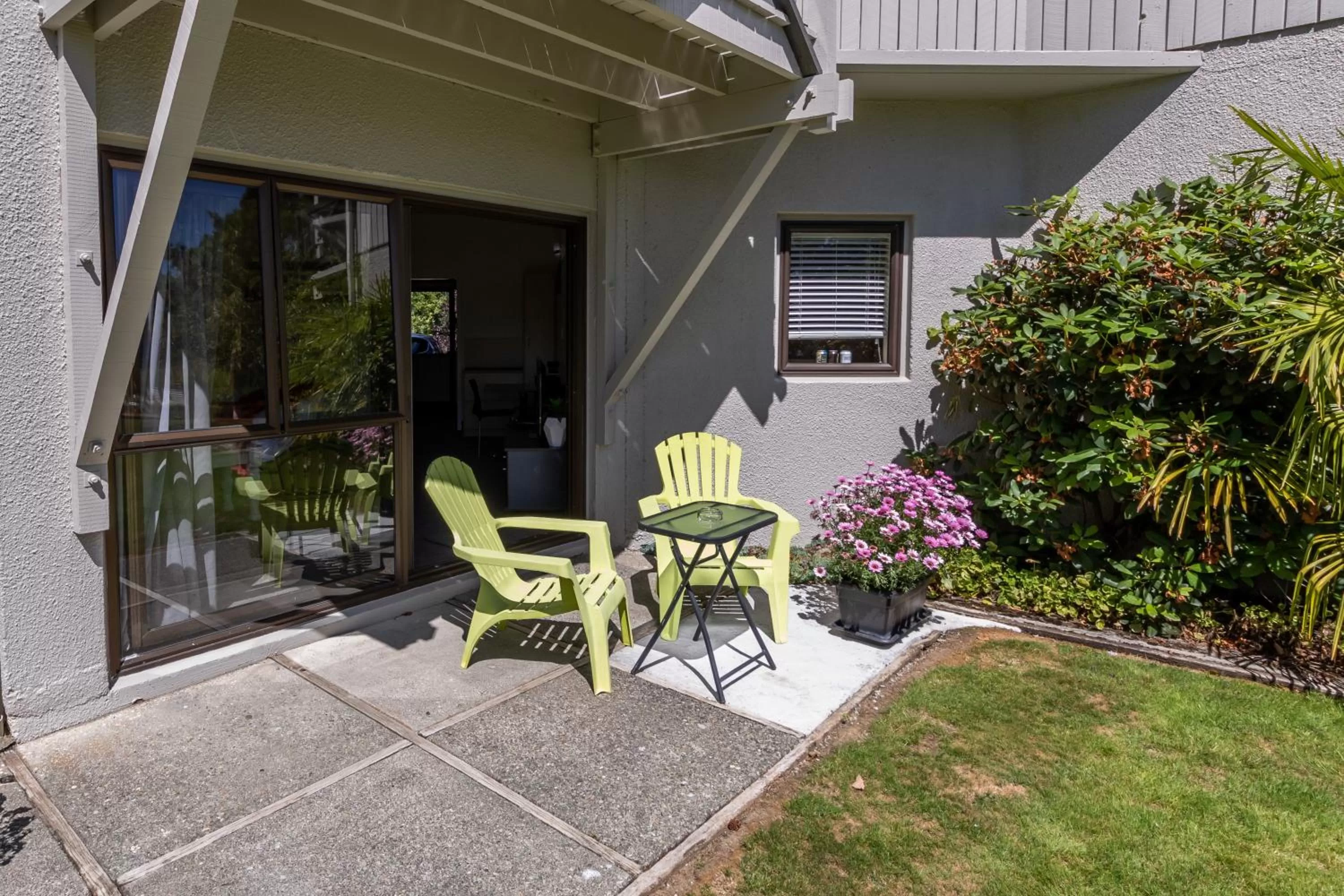Patio in ASURE Explorer Motel & Apartments