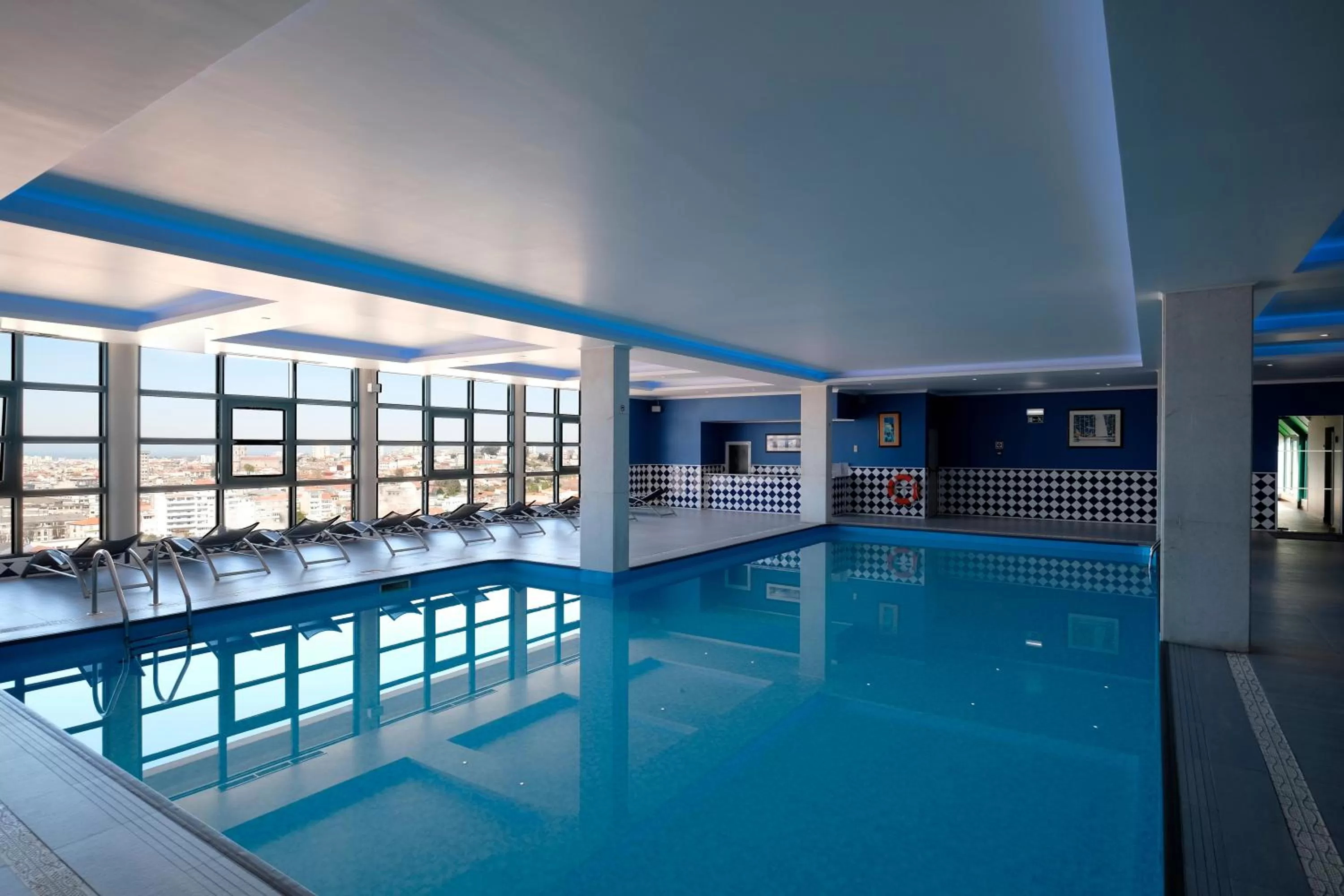 Swimming pool in Vila Gale Porto - Centro