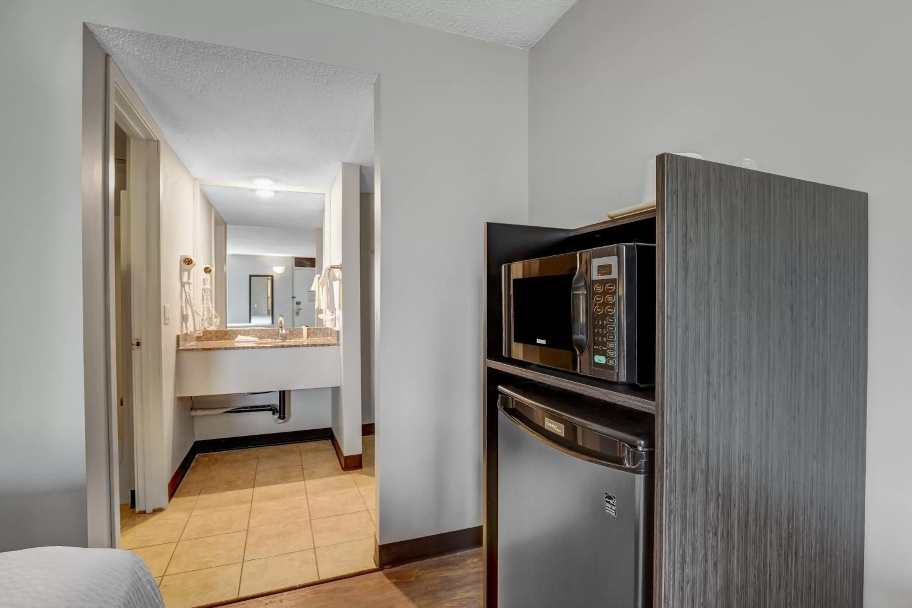 Kitchen or kitchenette in Motel 6 Brooks AB
