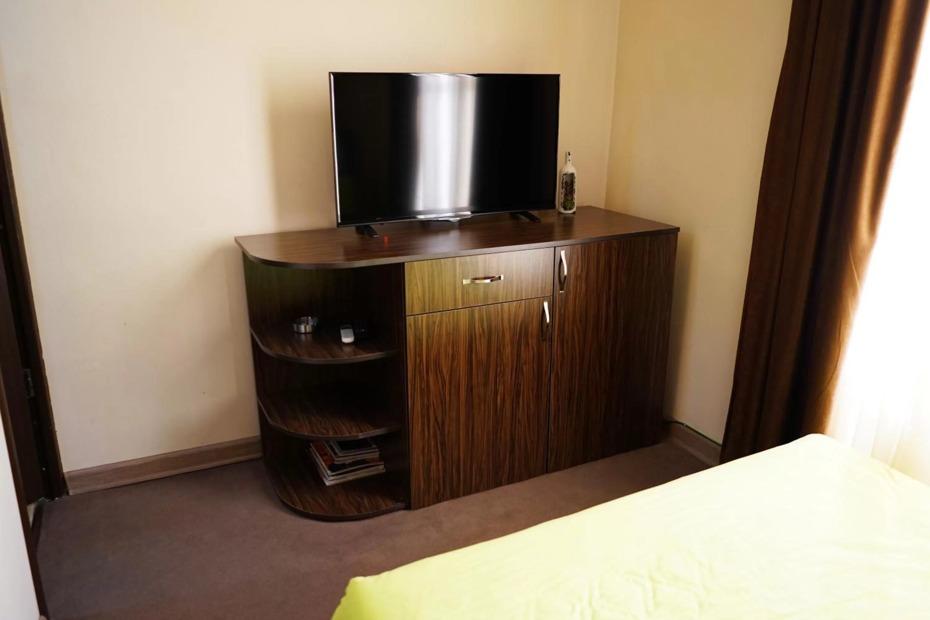 TV/Entertainment Center in Elkoaparthotel