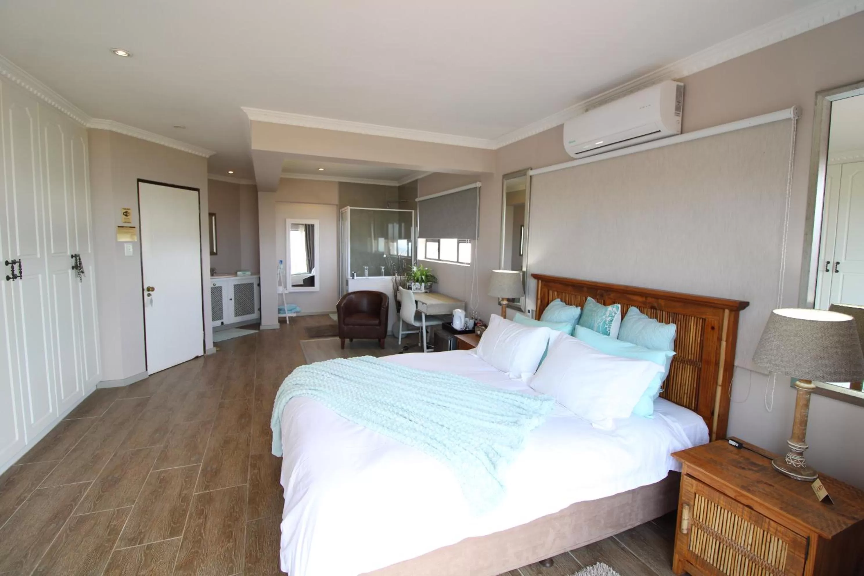 Swimming pool, Bed in Cove View B&B