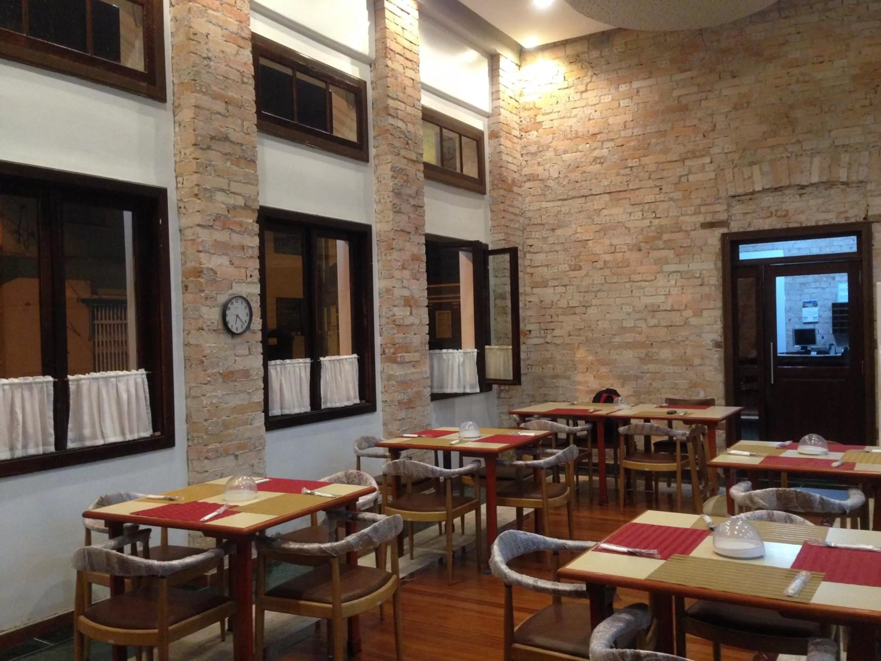 Restaurant/places to eat in Central Palace Hotel