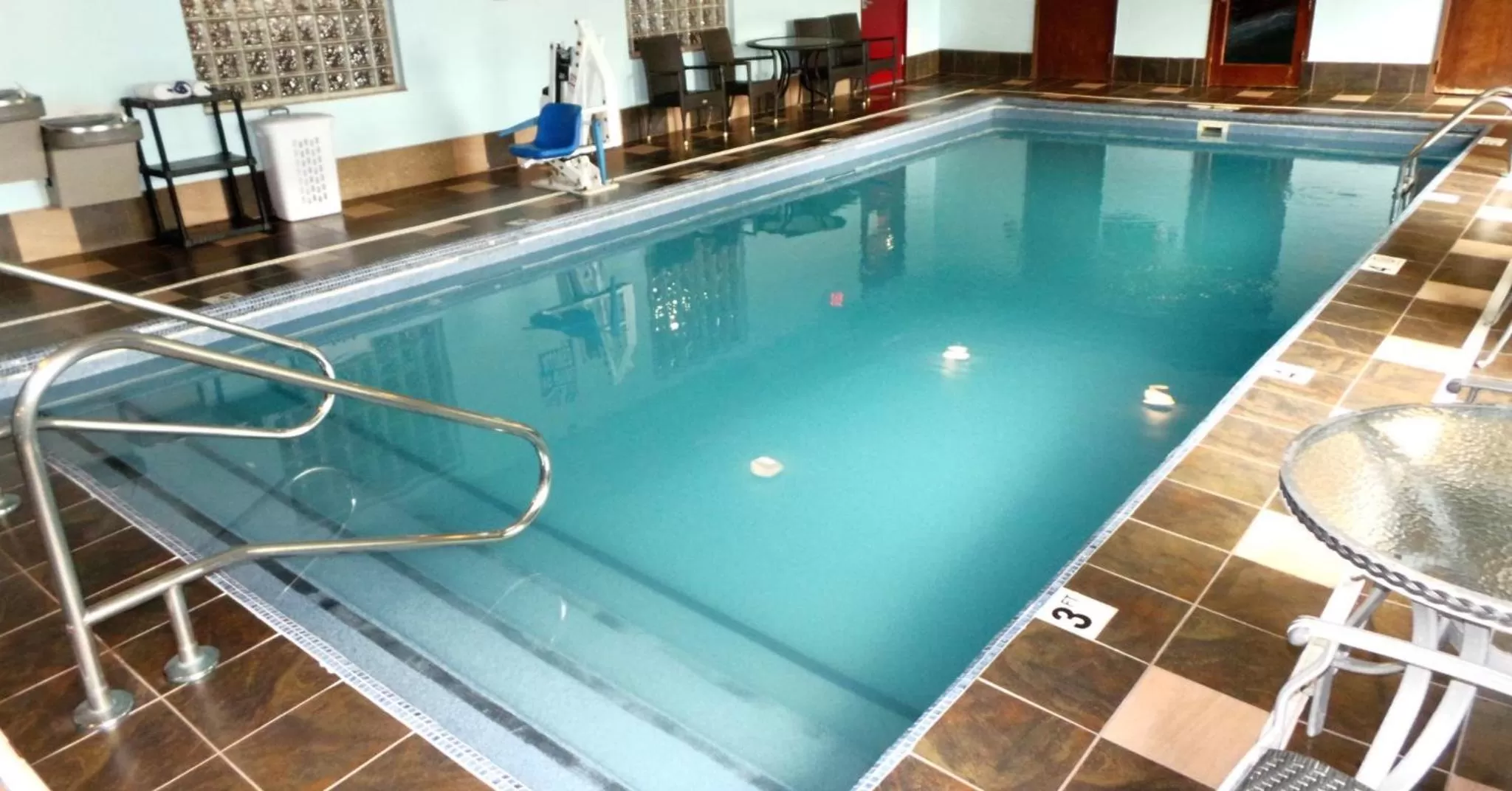 Swimming pool in Red Roof Inn & Suites Detroit - Melvindale/Dearborn