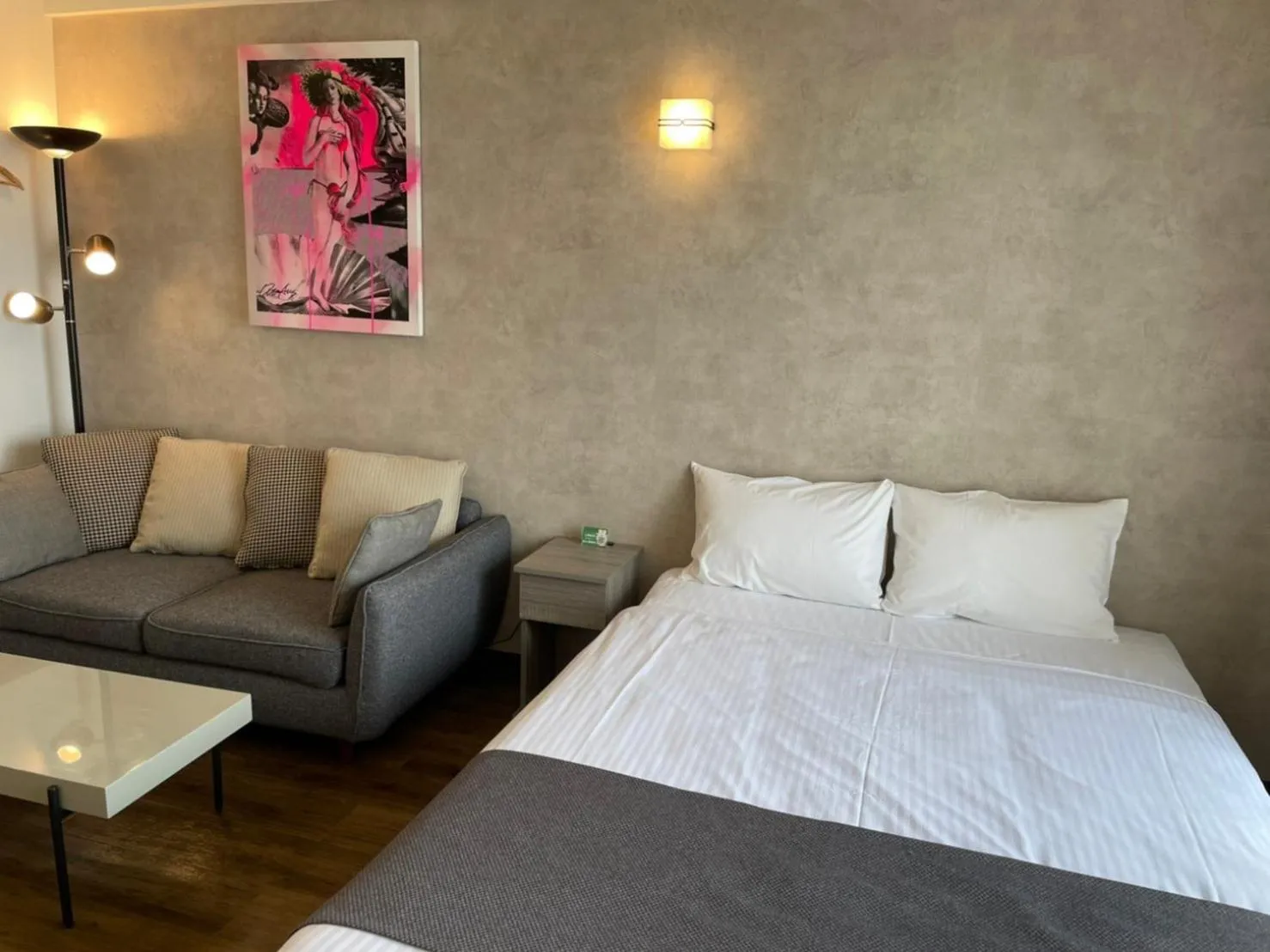 Photo of the whole room, Bed in New Normal Hotel in NAMINOUE ニューノーマルホテルイン波の上