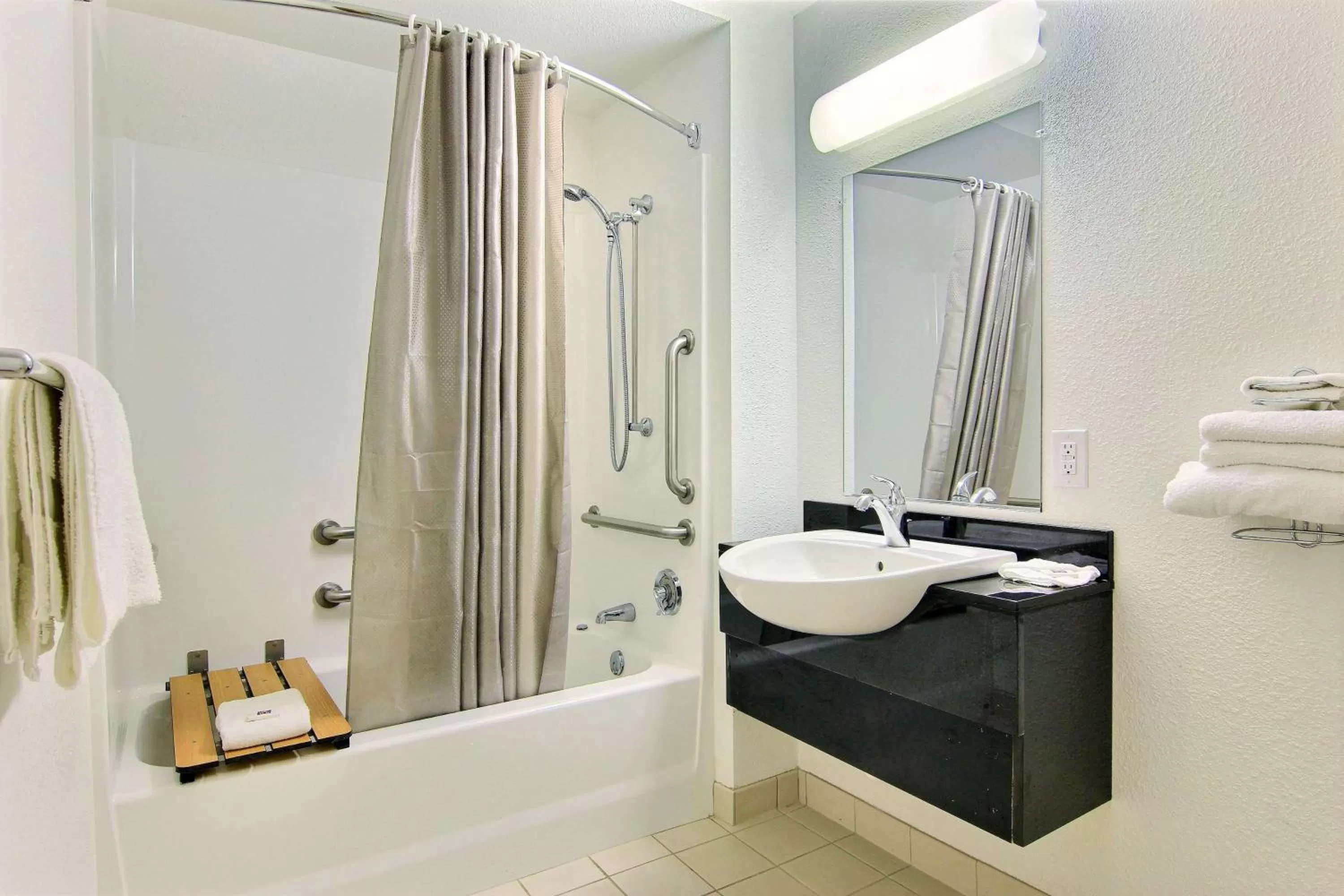 Photo of the whole room in Motel 6-Kingsville, TX