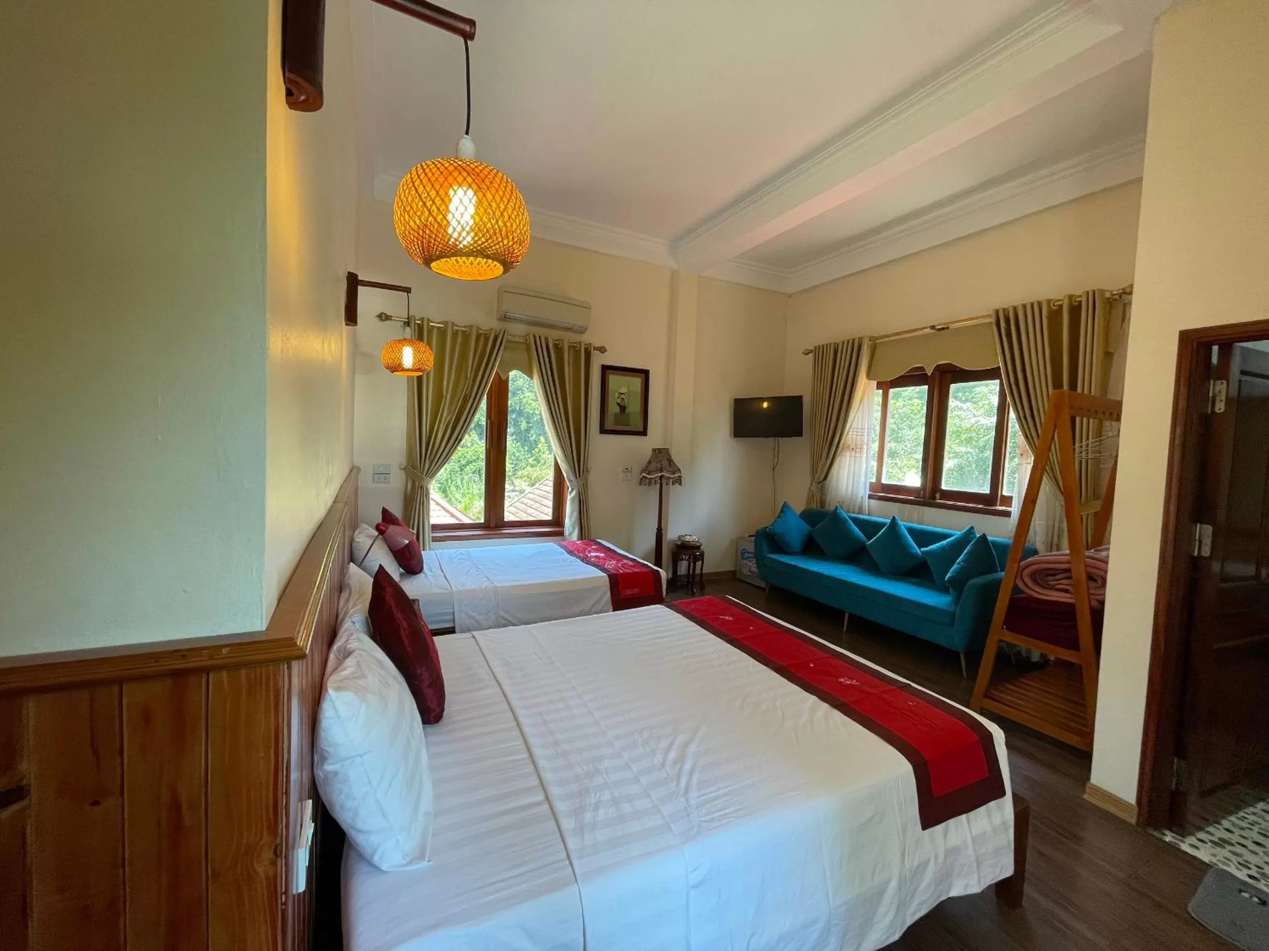 Photo of the whole room, Bed in Chez Loan Hotel