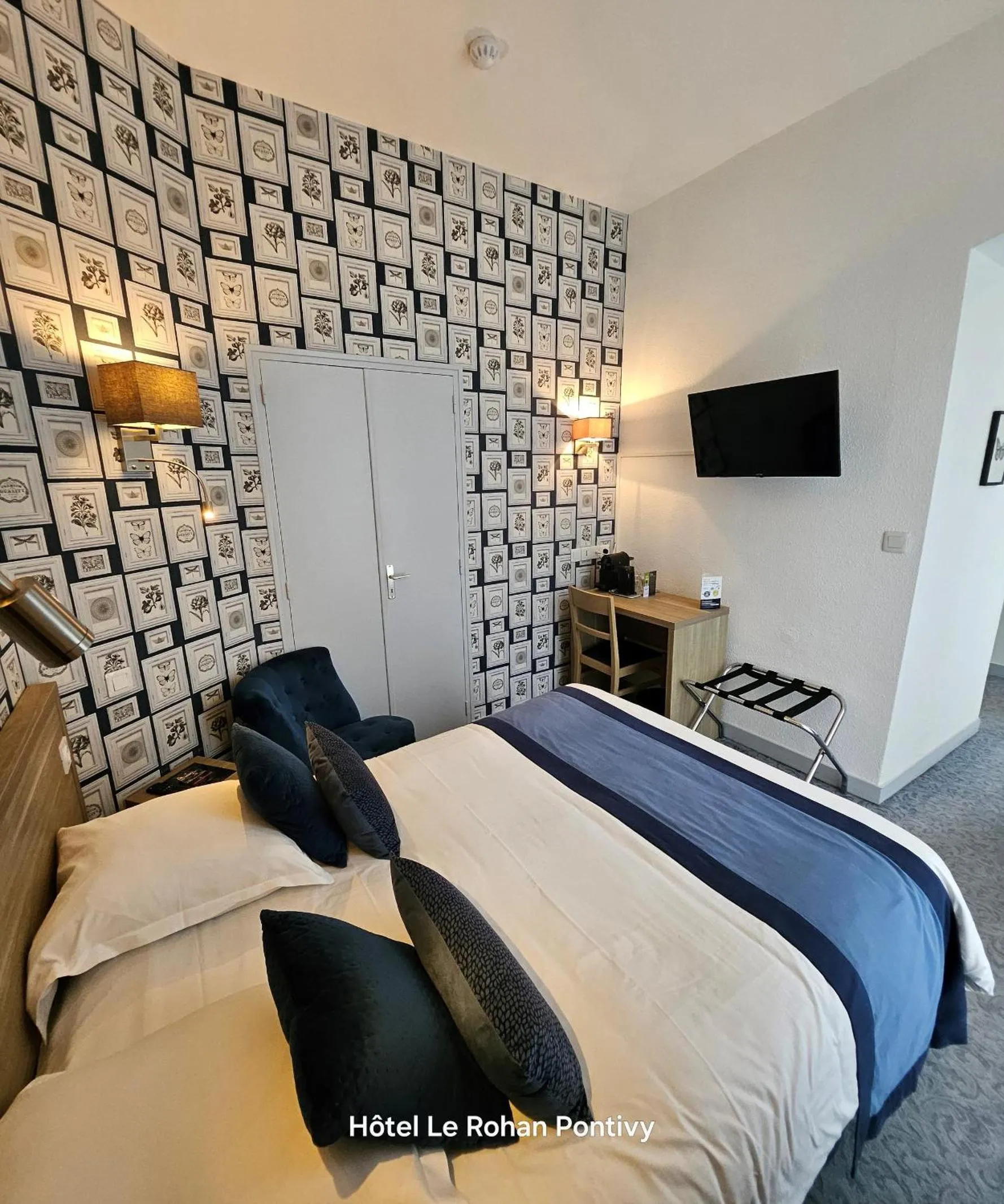 Guests, Bed in Hôtel Le Rohan Charme et Caractère