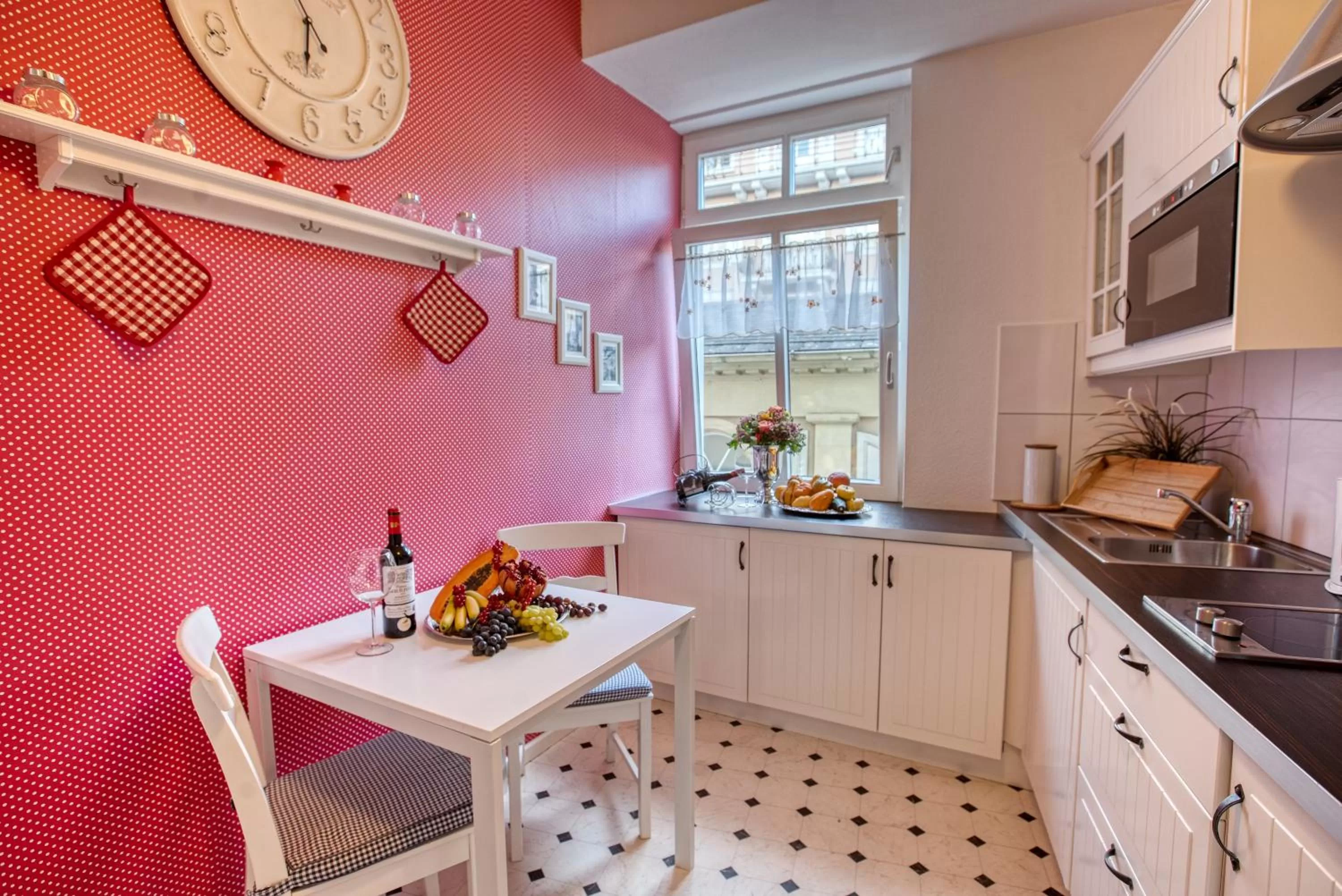 Kitchen or kitchenette in Suiten Hotel Dependance Laterne