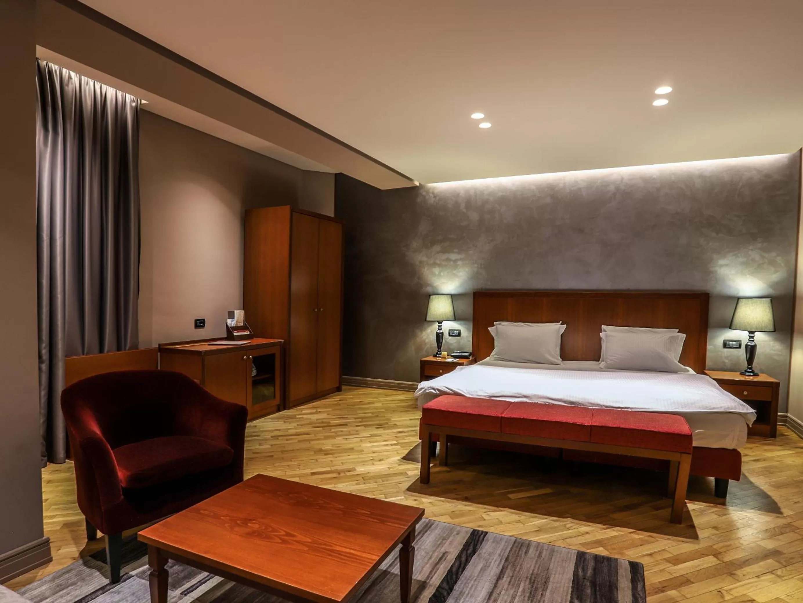 Bedroom, Bed in Mondial Hotel