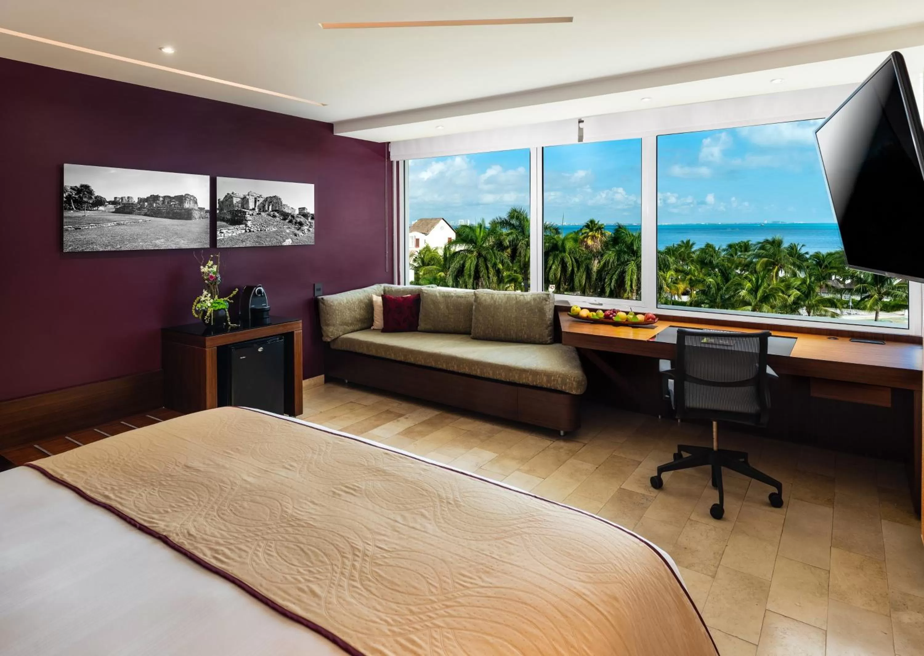 Photo of the whole room, Bed in Presidente InterContinental Cancun Resort
