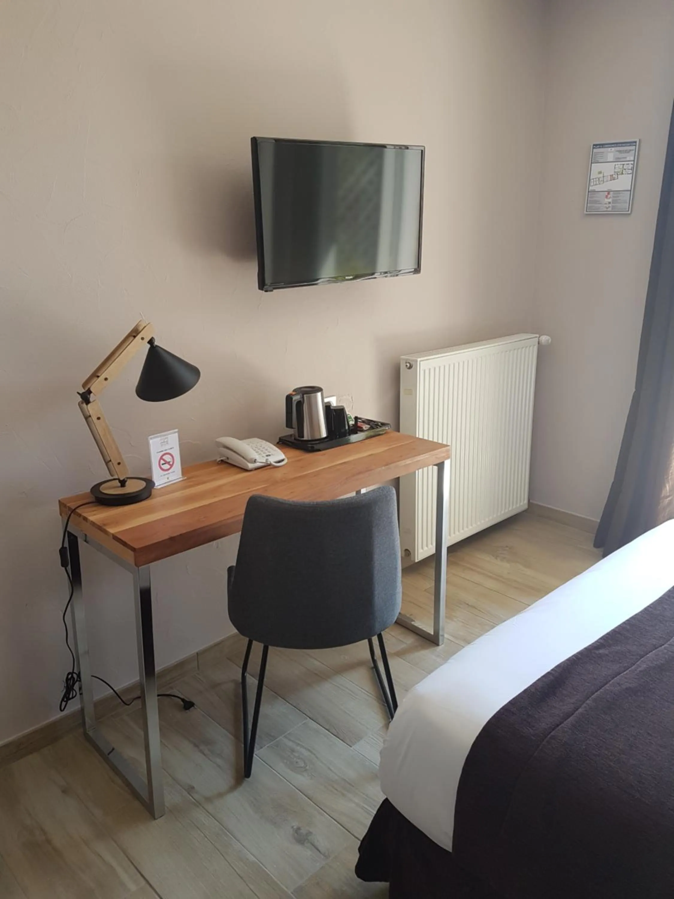 Coffee/tea facilities, Bed in Logis Auberge Saint Simond