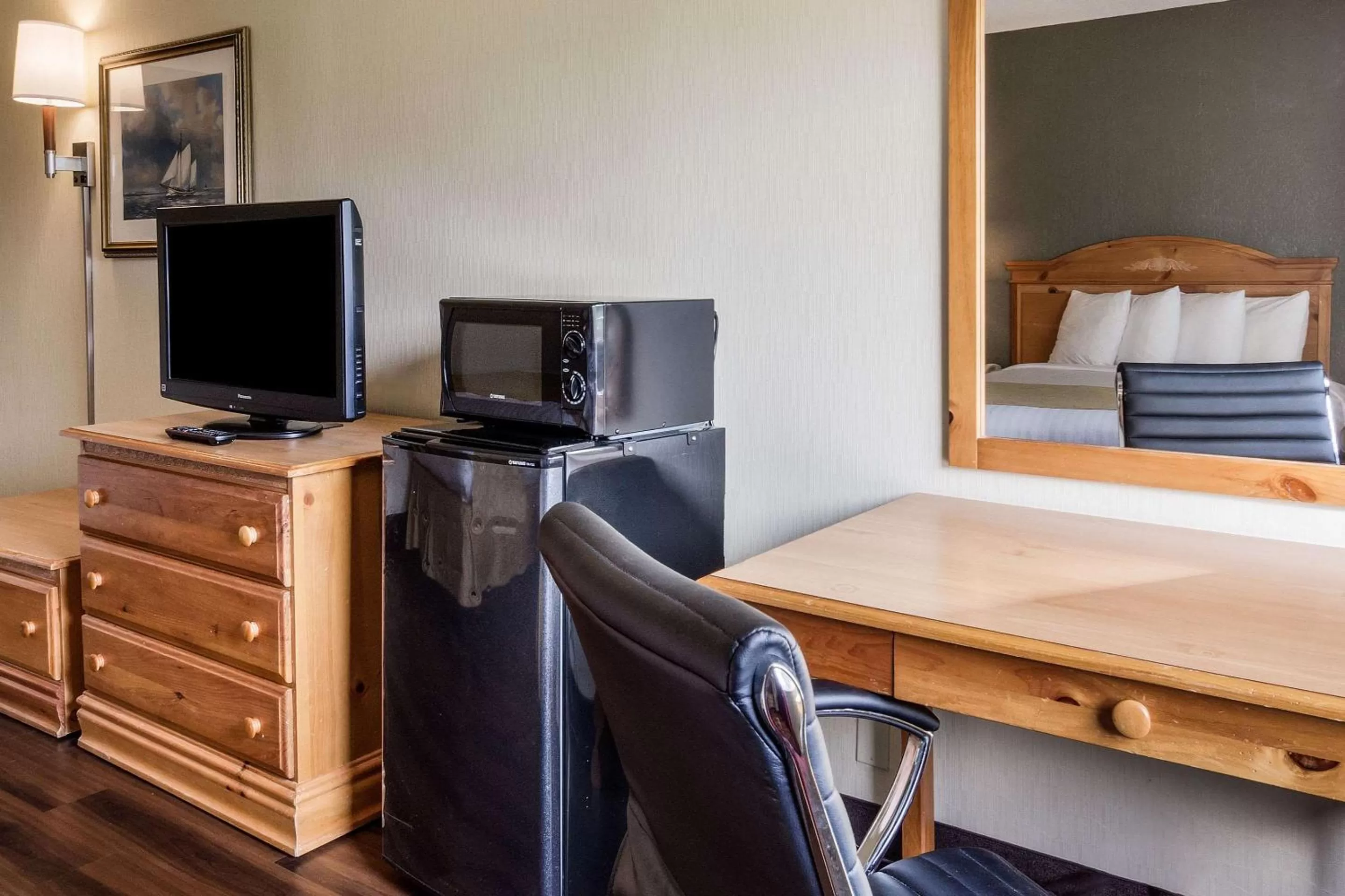 Photo of the whole room, TV/Entertainment Center in Clarion Hotel Seekonk - Providence