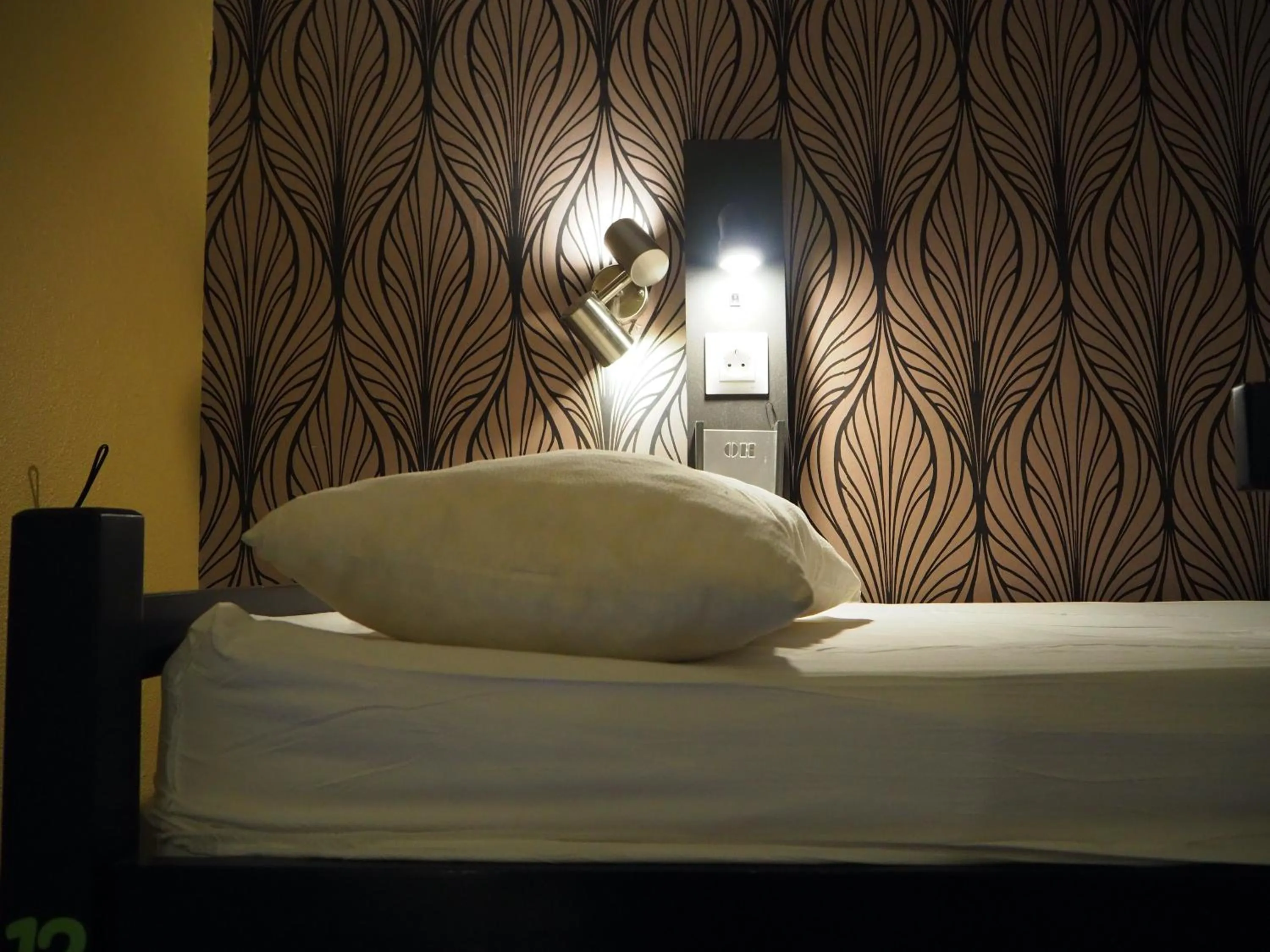 Decorative detail, Bed in Oasis Backpackers' Hostel Palace Sevilla