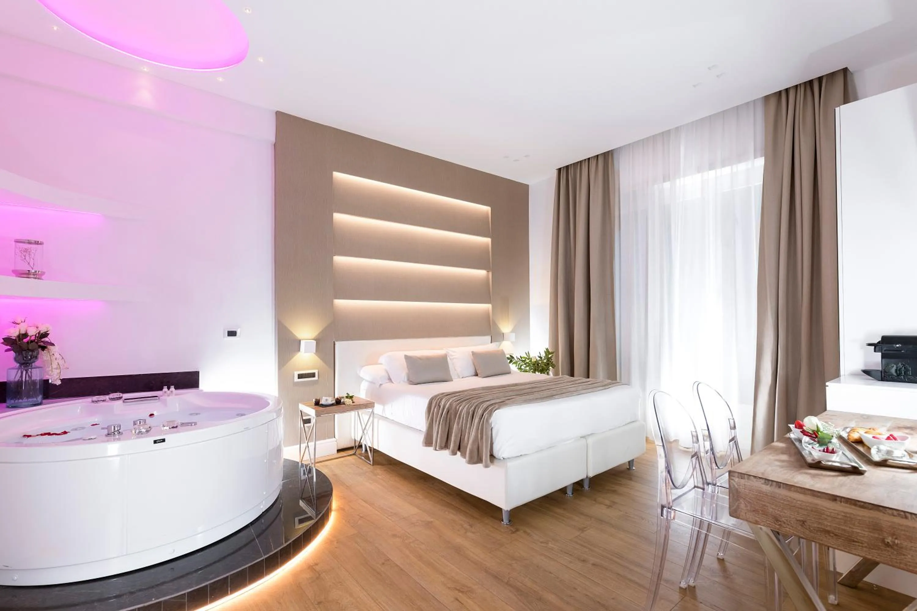 Hot Tub, Bed in Vatican Style