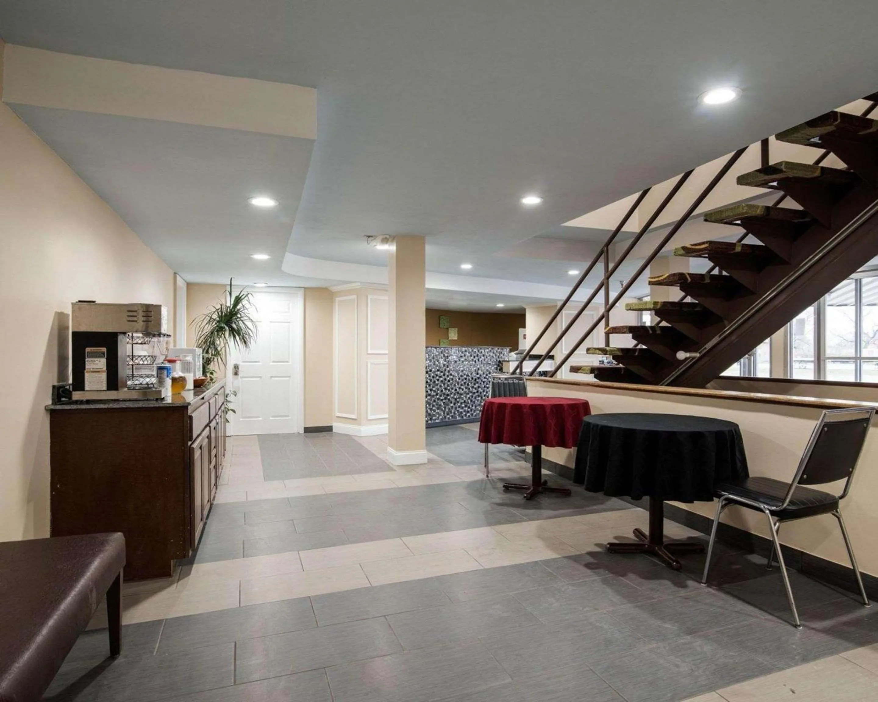 Restaurant/places to eat in Rodeway Inn Syracuse Carrier Circle