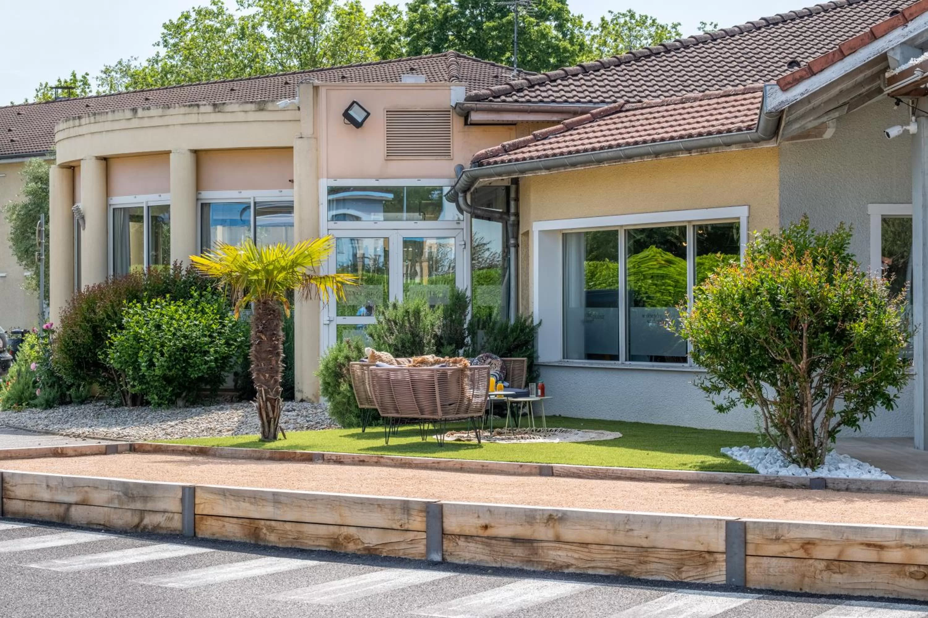 Facade/entrance in Kyriad Lyon Est - Bron Eurexpo Le Cottage
