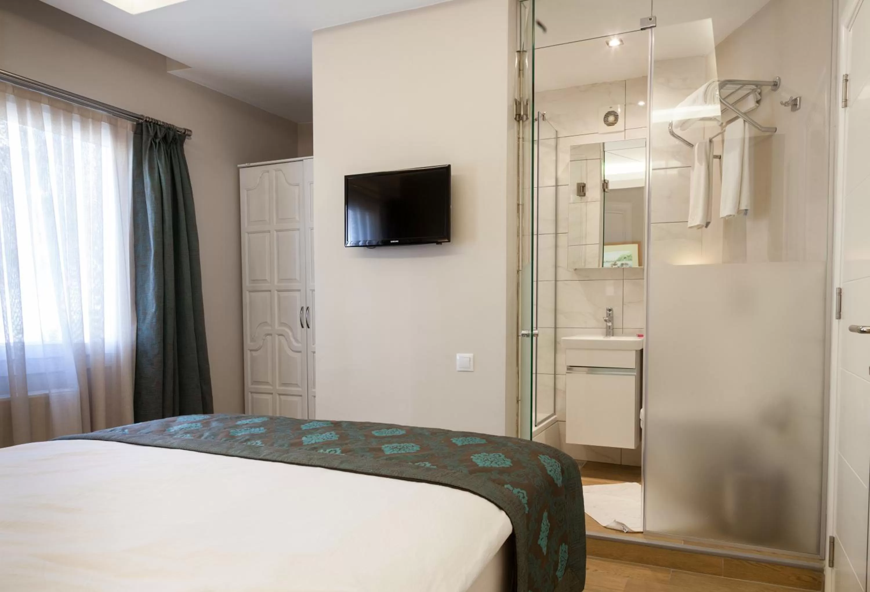 Bathroom, Bed in Sun Garden Apart Hotel