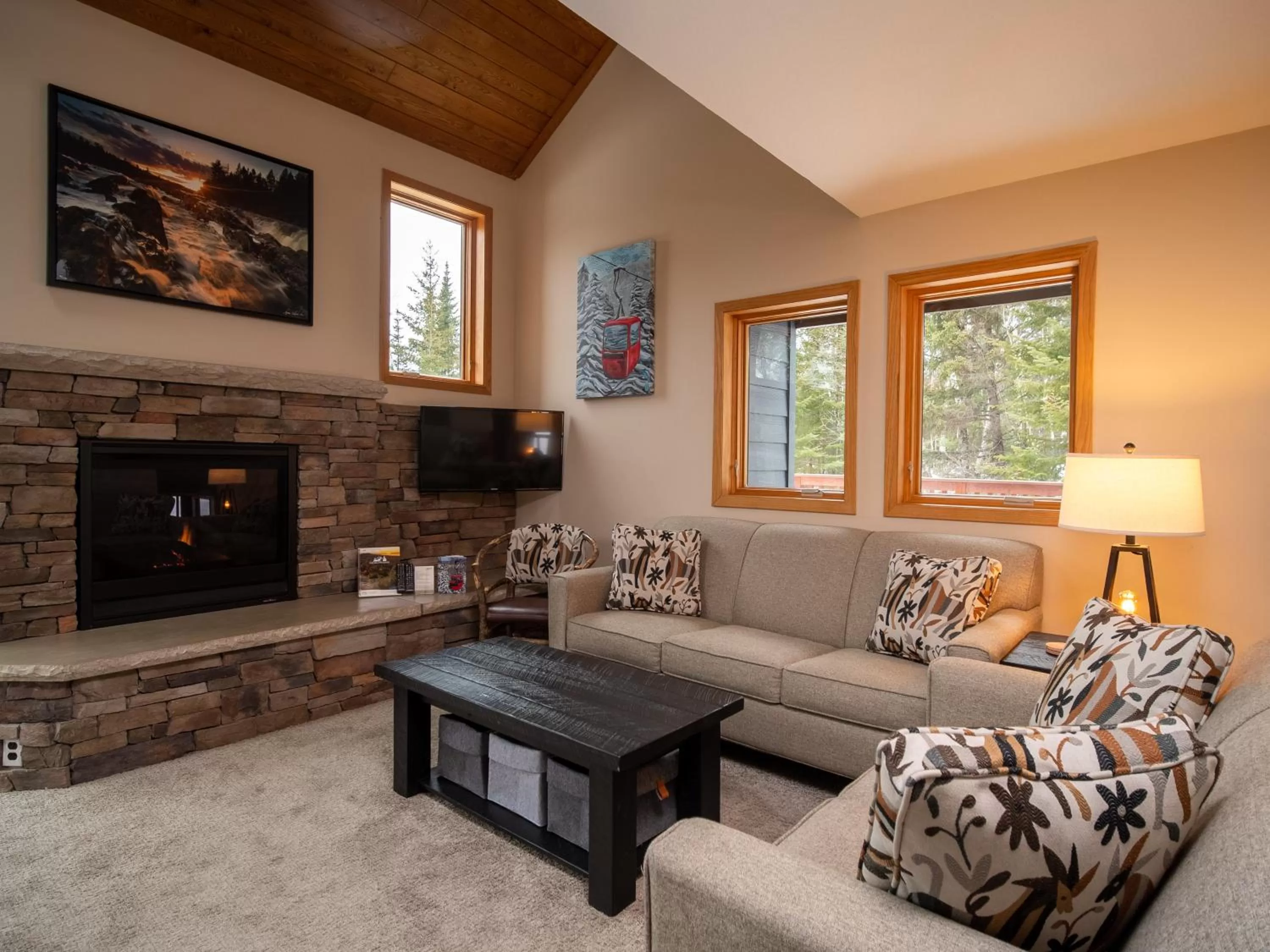 Living room in Caribou Highlands Lodge