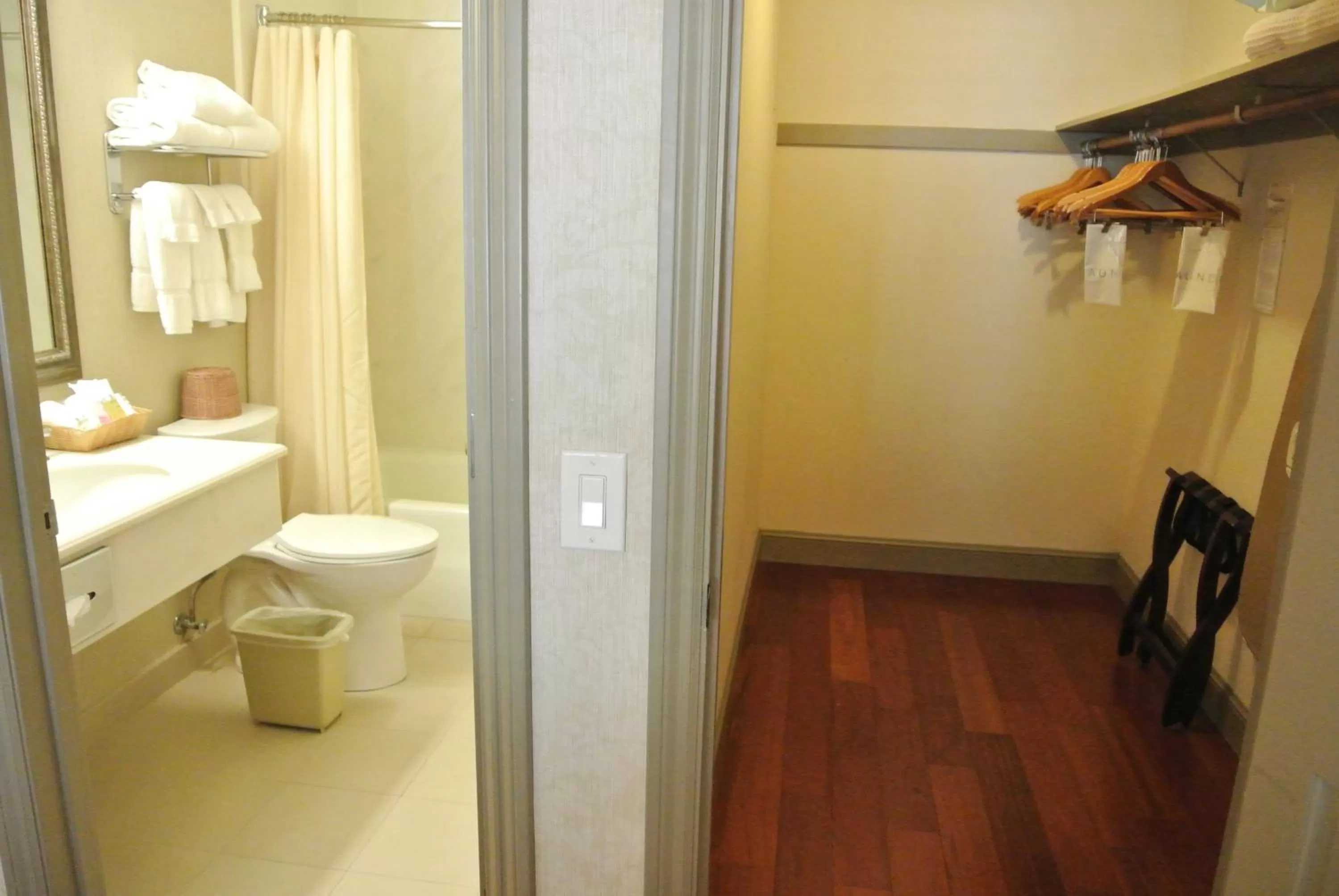 Bathroom in Cow Hollow Inn and Suites