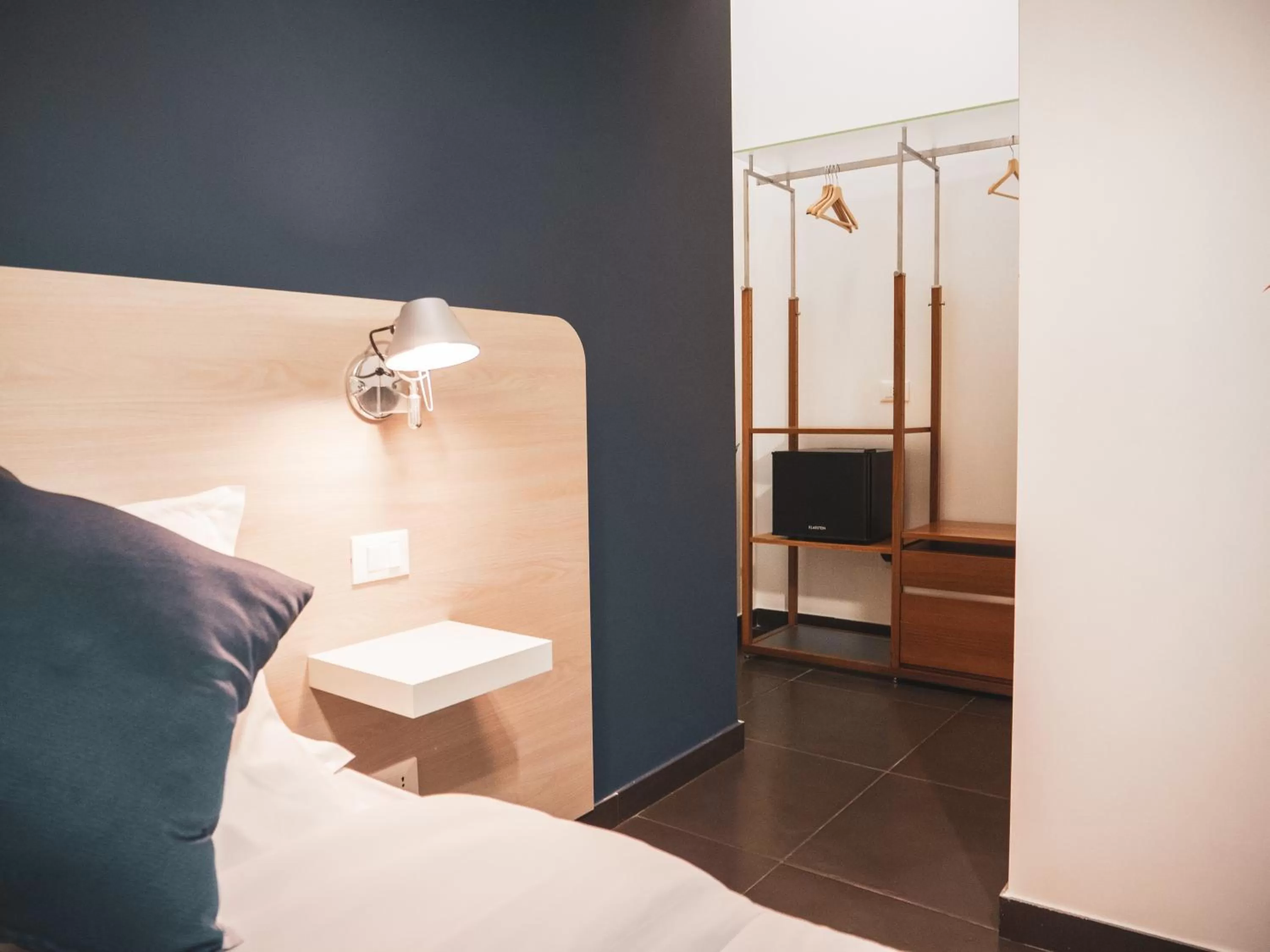 Photo of the whole room, Bed in DhOME B&B