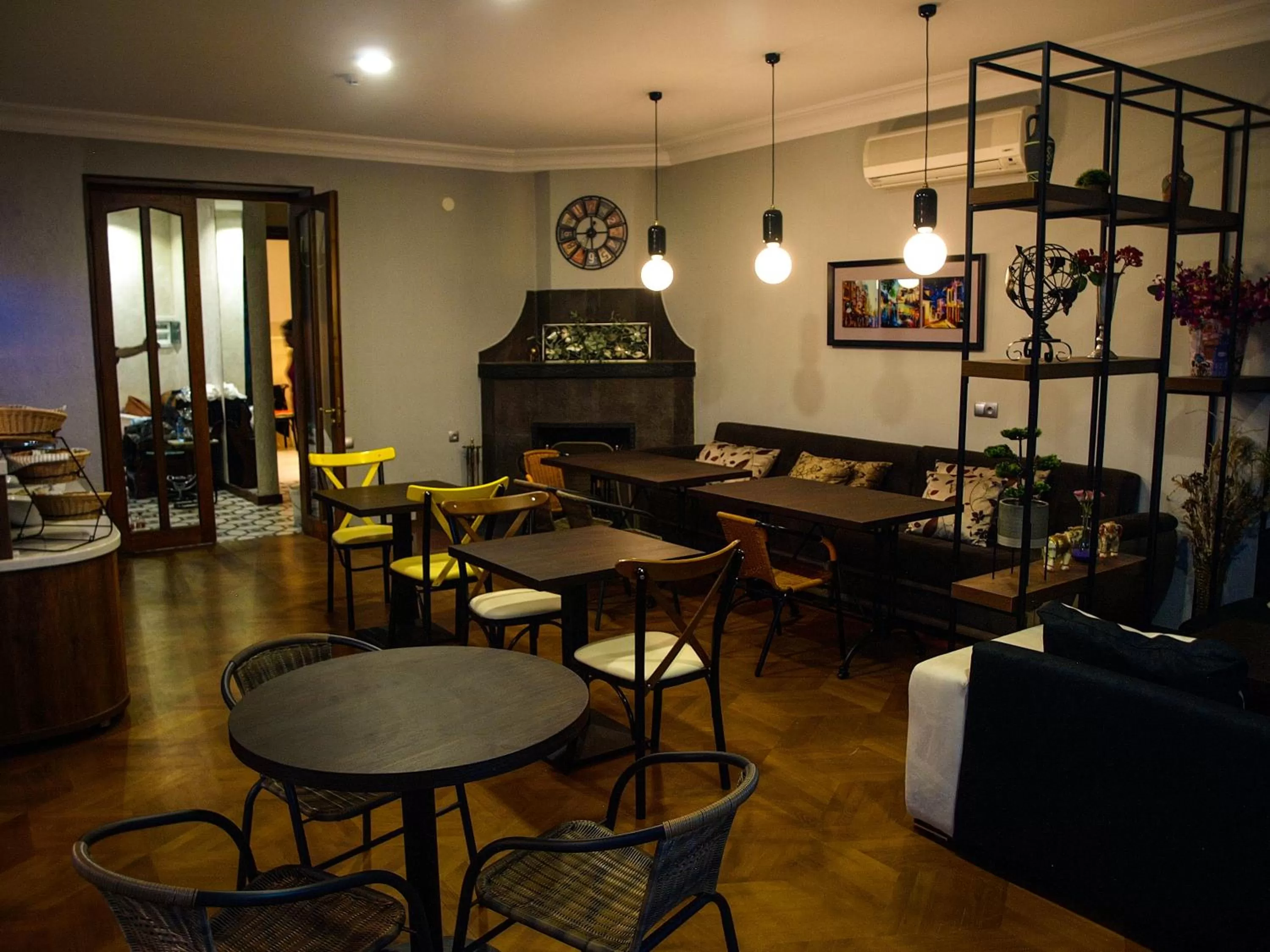 Restaurant/places to eat in Hotel Livin