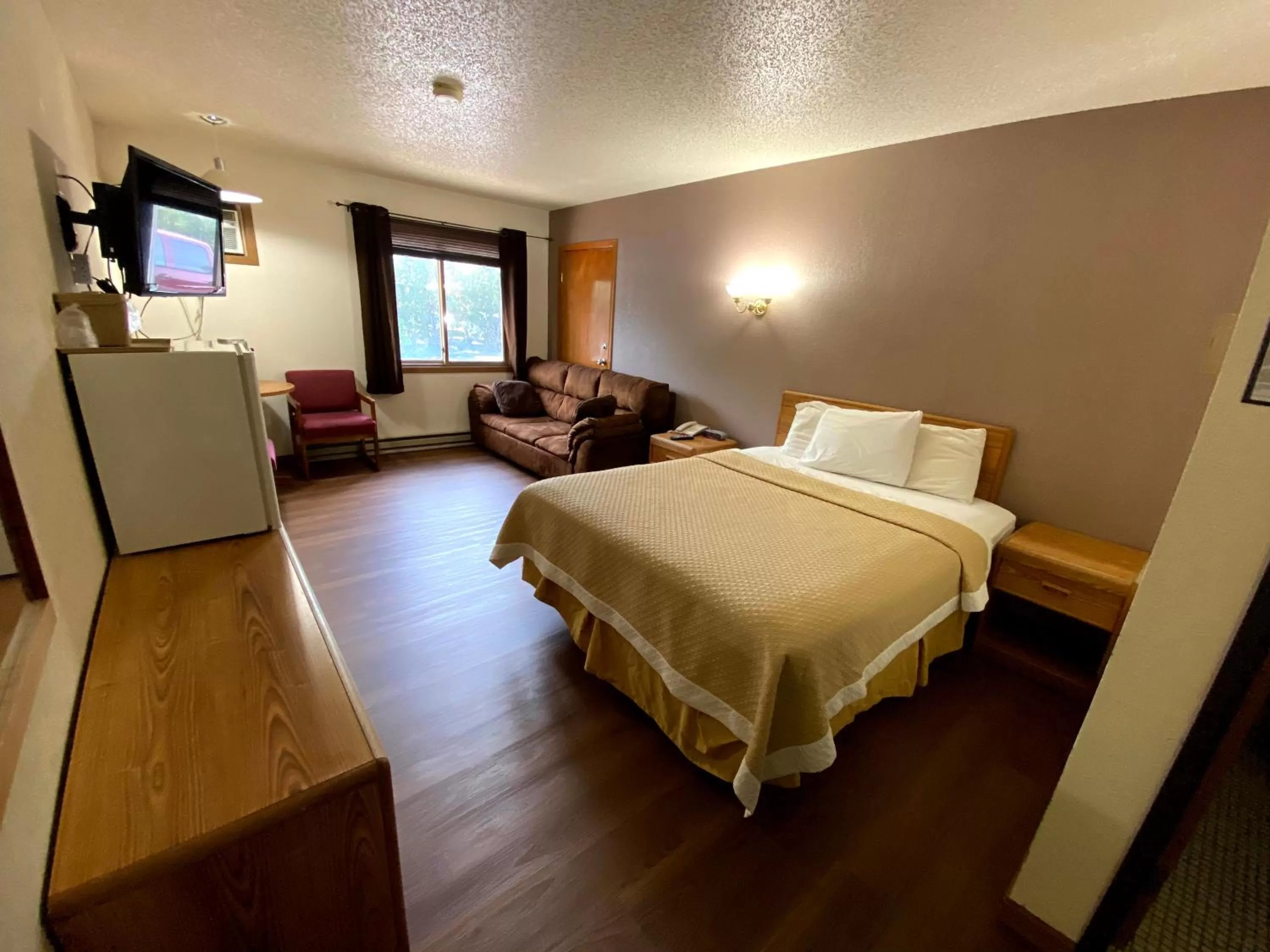 Photo of the whole room, Bed in Woodland Inn & Suites