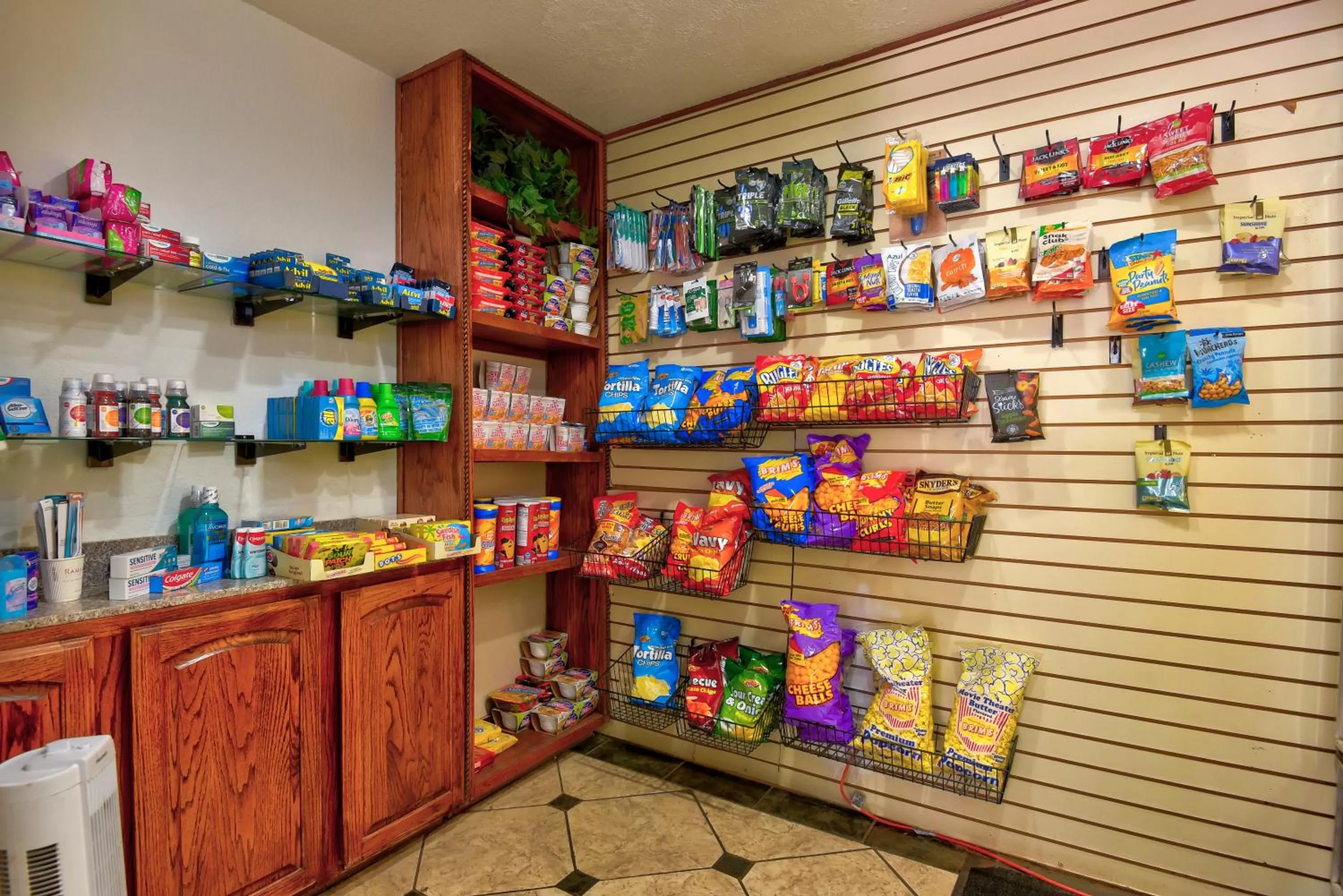 On-site shops in Ramada by Wyndham Oklahoma City Airport North