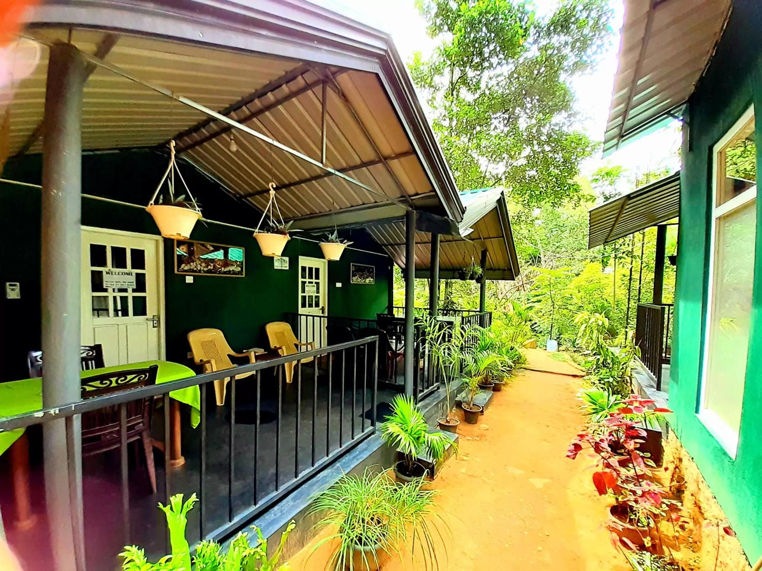 Facade/entrance in Green Lantern