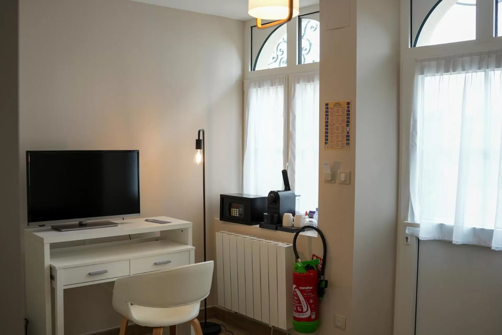 TV and multimedia, TV/Entertainment Center in Hôtel Échappée en Baie - Parking privé gratuit