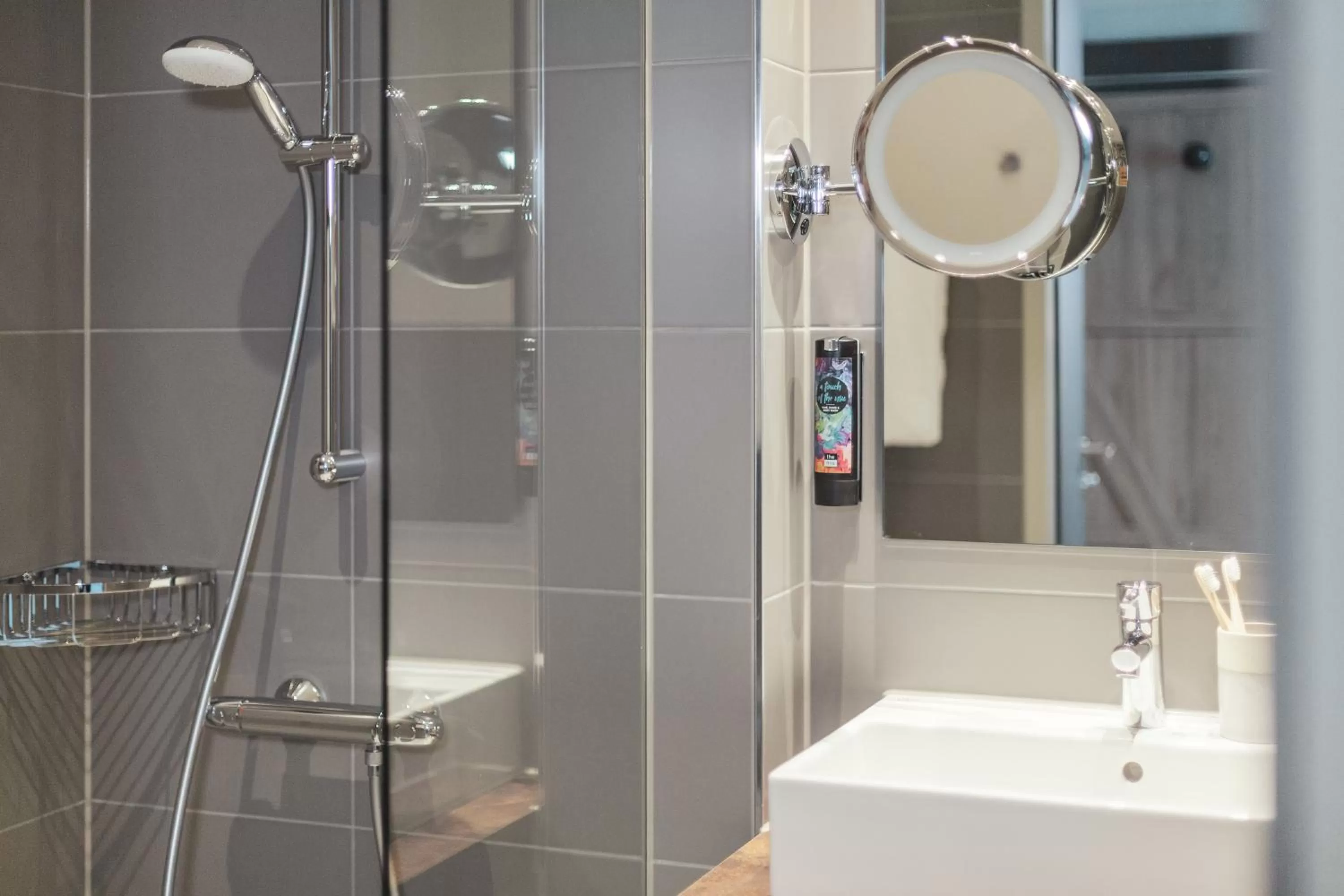 Shower in Holiday Inn - the niu, Hop Forchheim by IHG