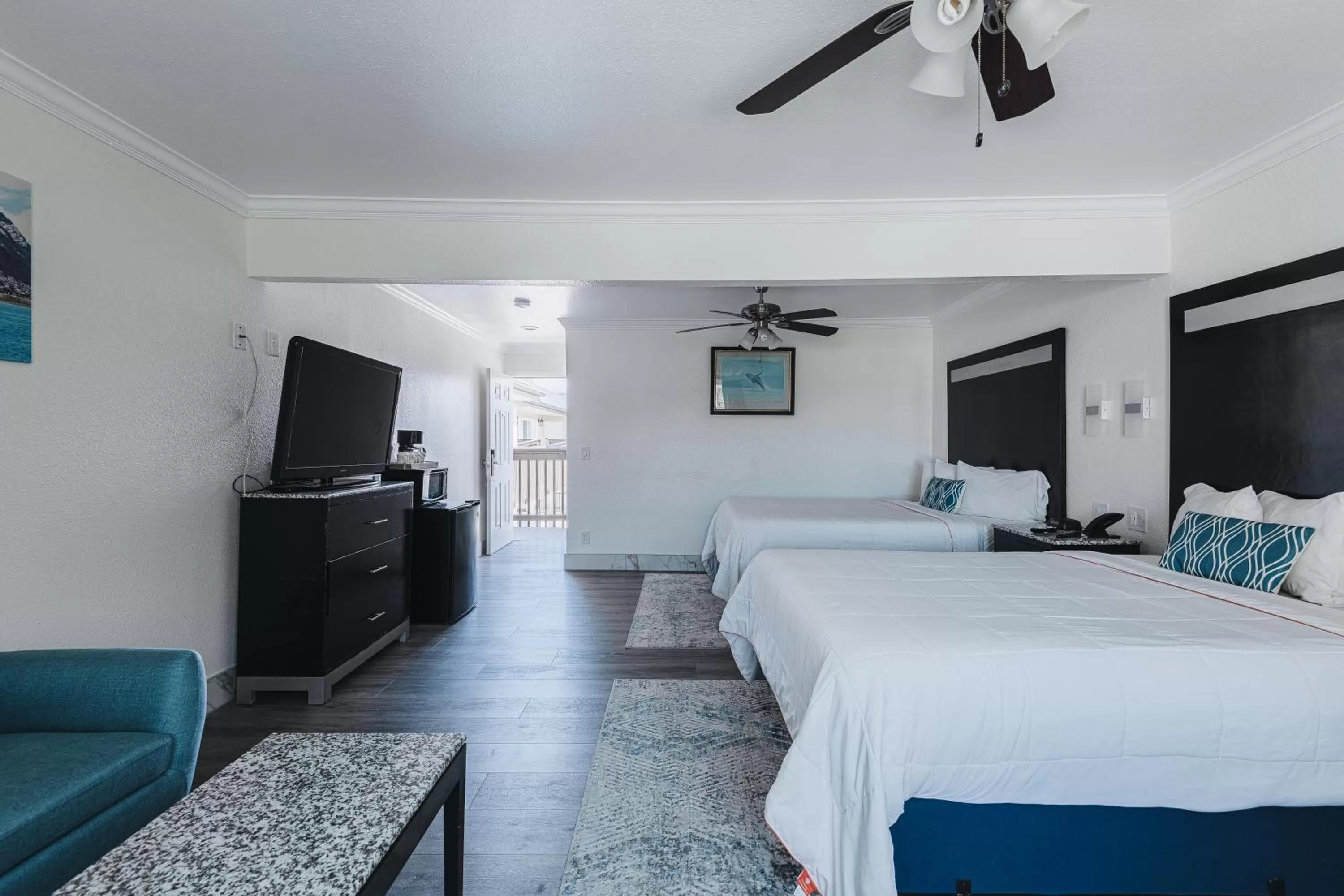 Communal lounge/ TV room, Bed in Sea Air Inn & Suites - Downtown - Restaurant Row