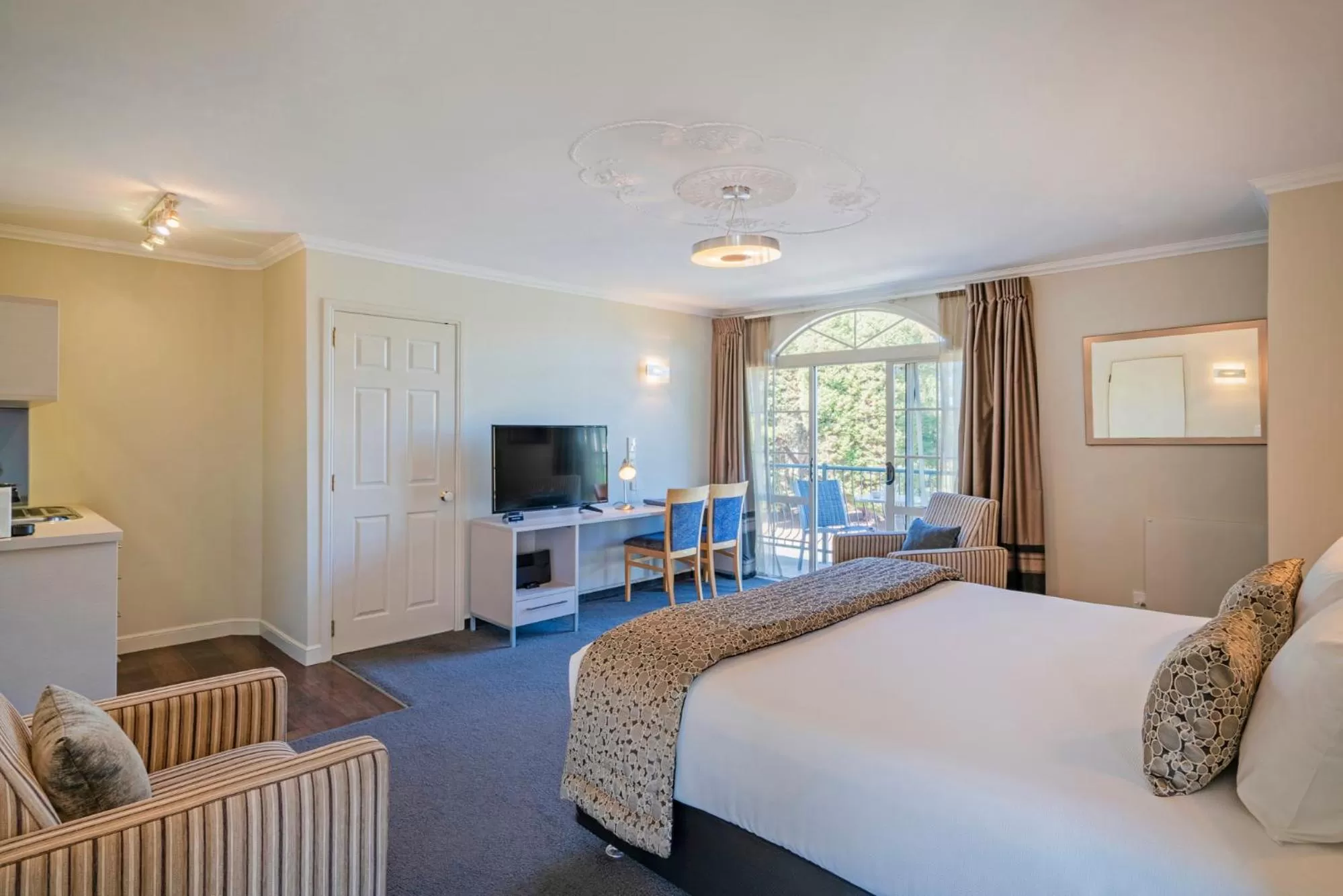 Photo of the whole room, Bed in Silver Fern Rotorua Suites & Spa