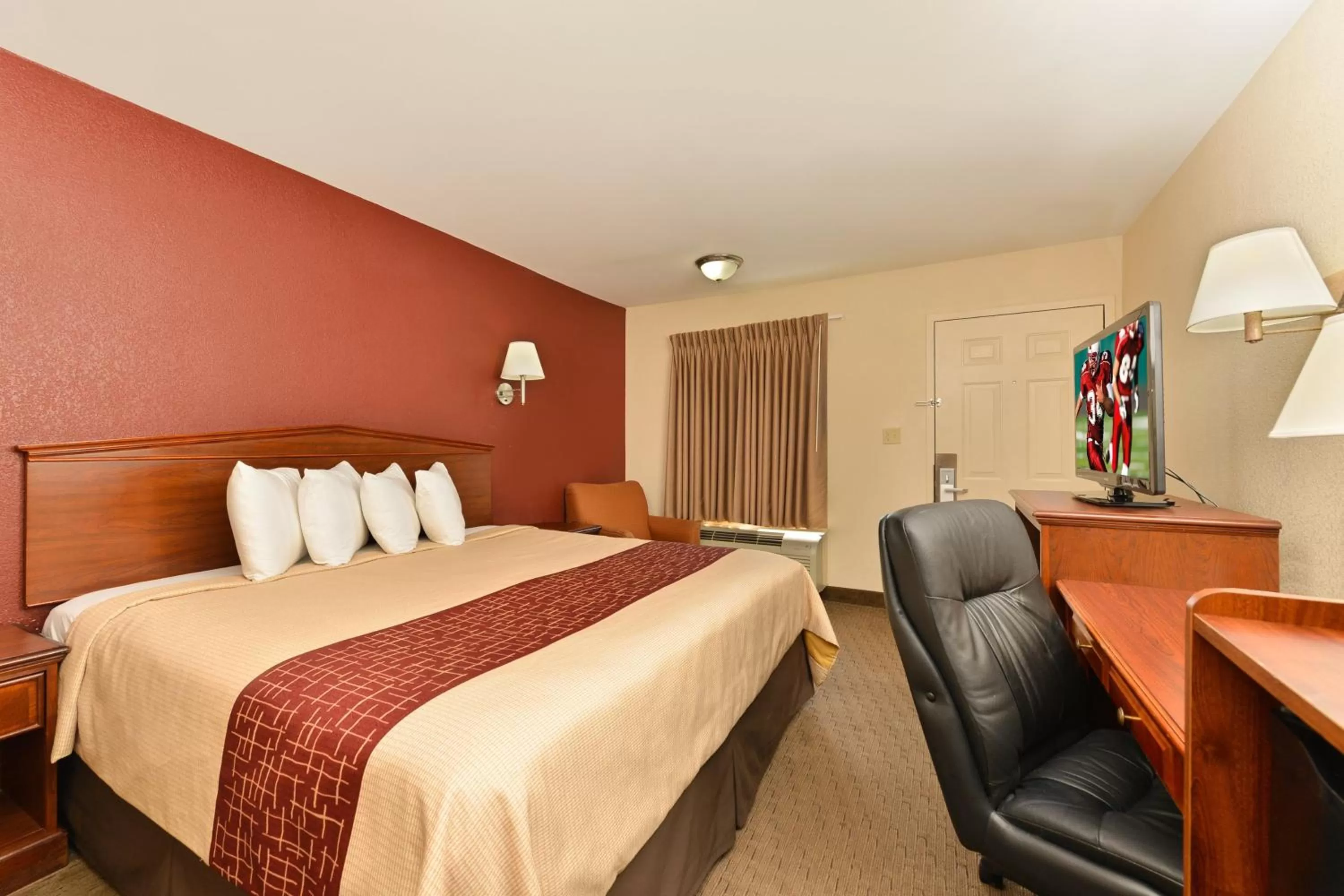 Photo of the whole room, Bed in Red Roof Inn Dalton