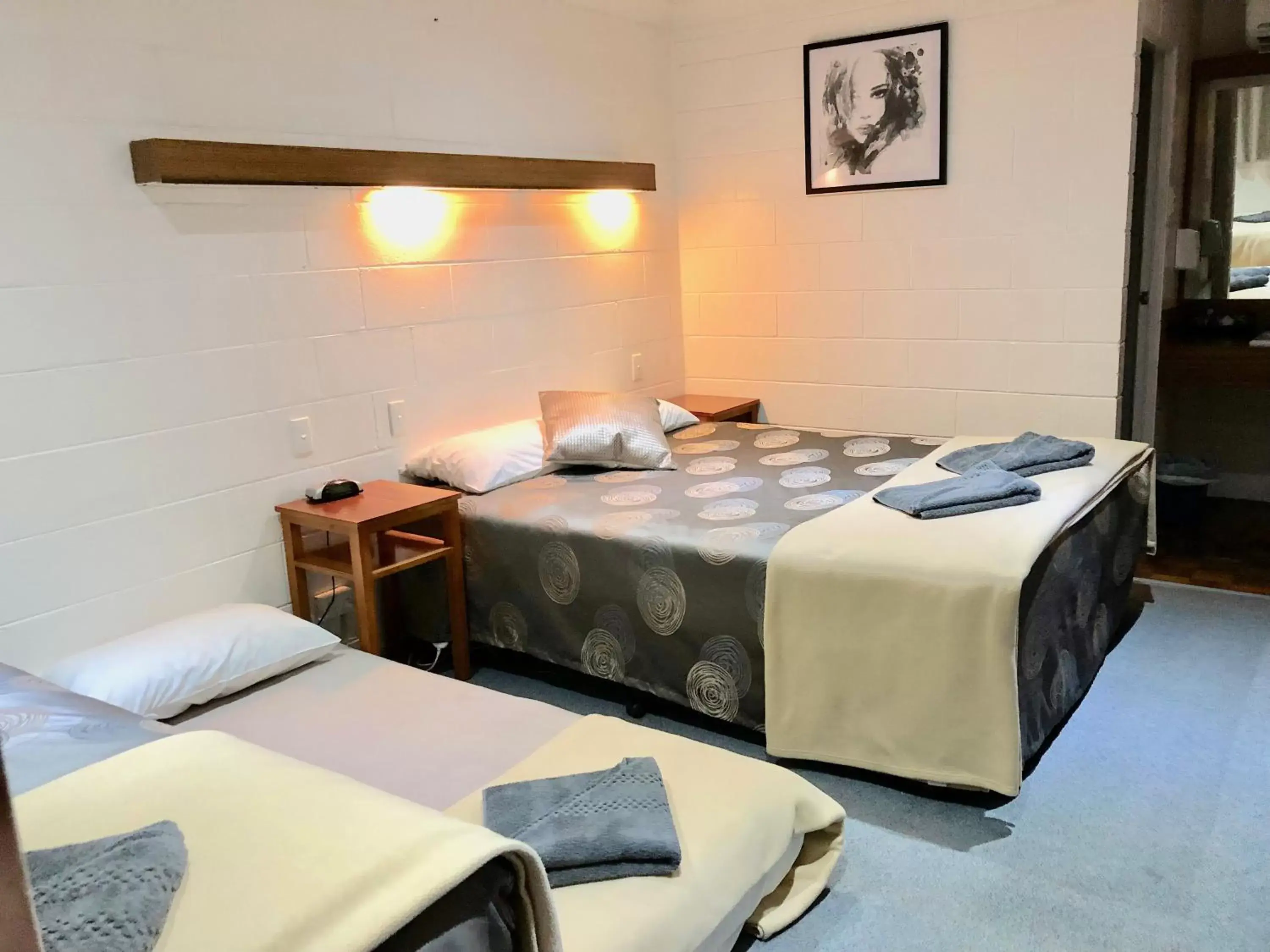 Quadruple Room with Shower in Byer Fountain Motor Inn Quadruple Room with Shower in Byer Fountain Motor Inn