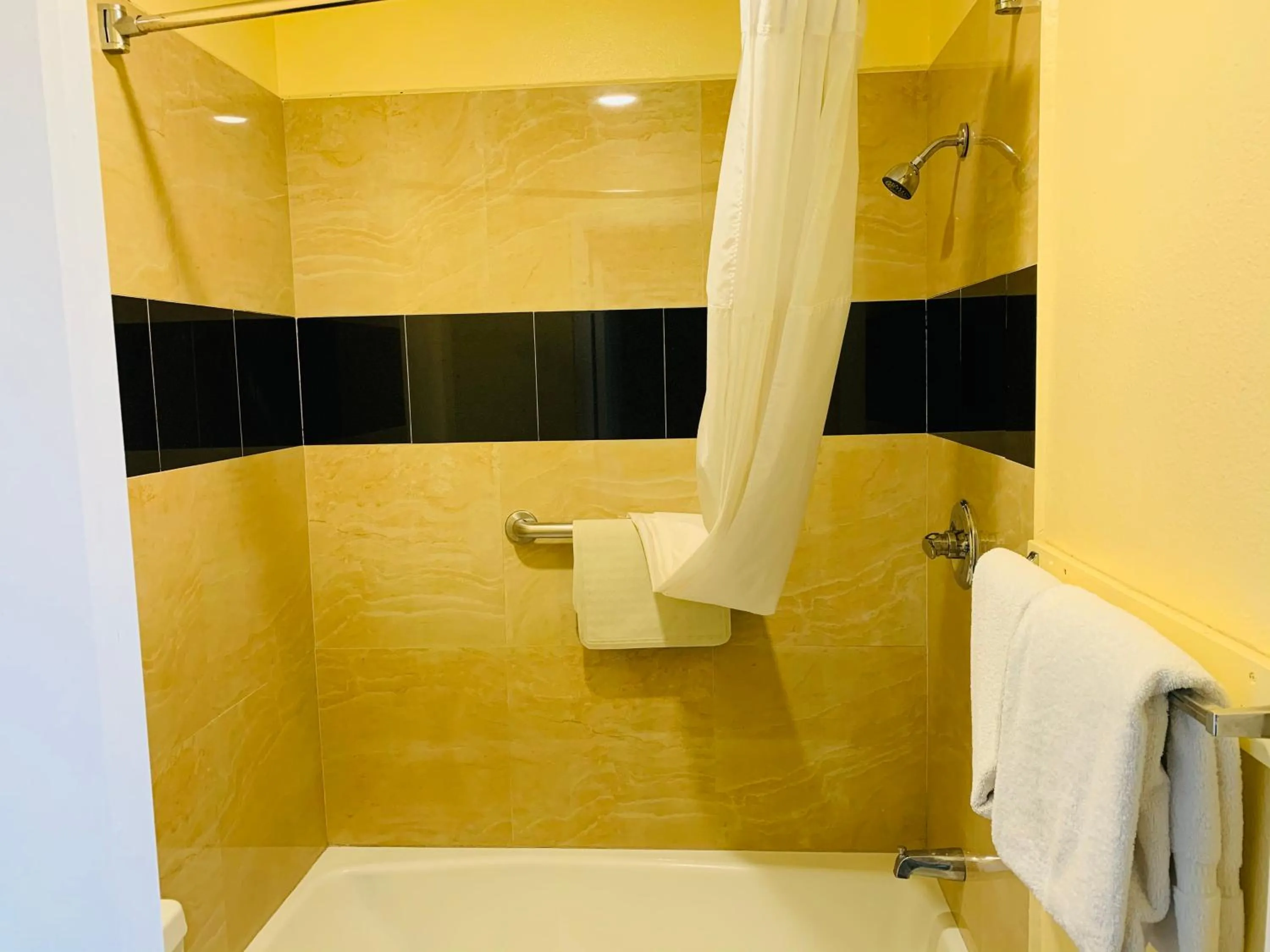 Property building in Morro Bay Beach Inn