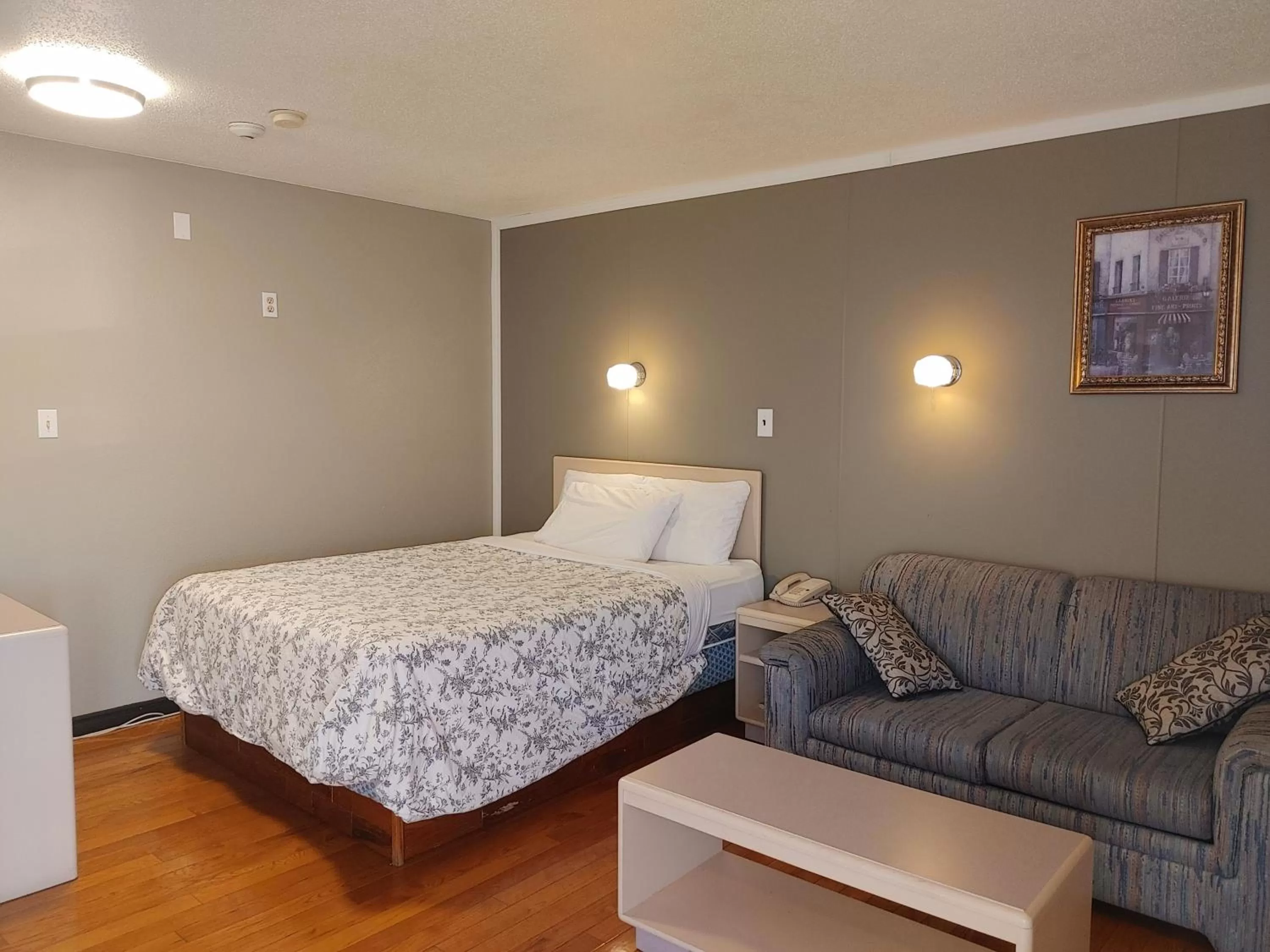 Bedroom, Bed in Magnuson Hotel Creston