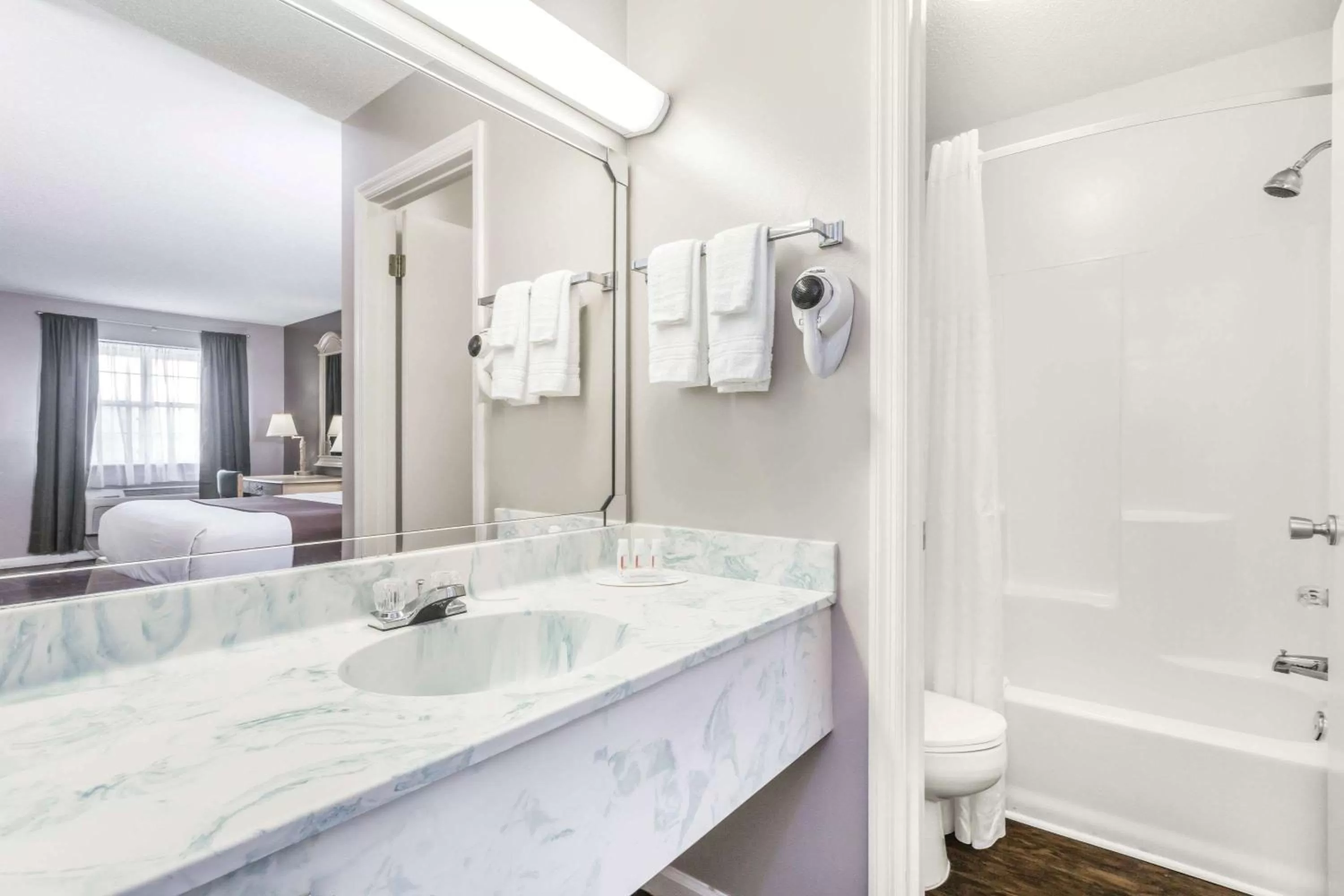 Bathroom, Bed in Super 8 by Wyndham Madison