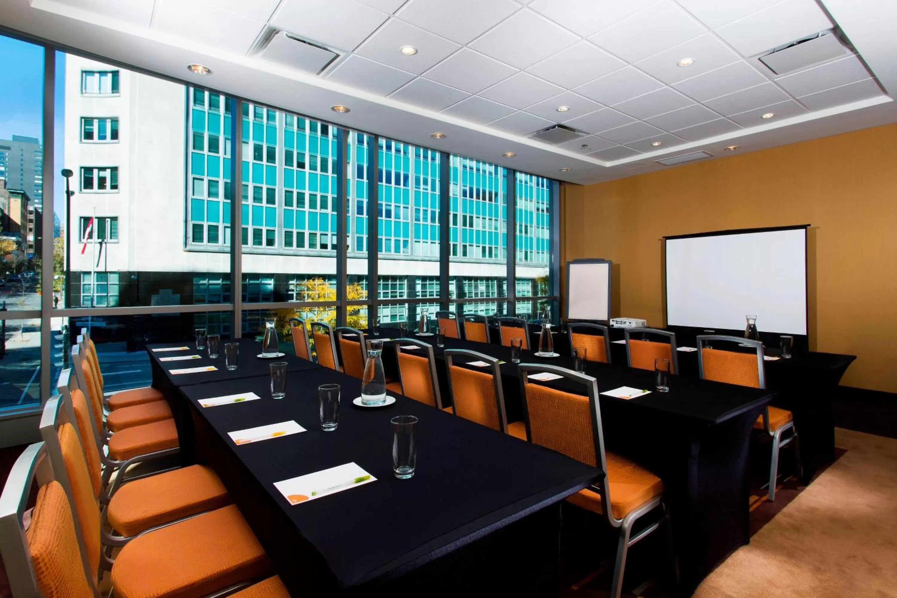 Meeting/conference room in Courtyard par Marriott Montréal Centre-ville