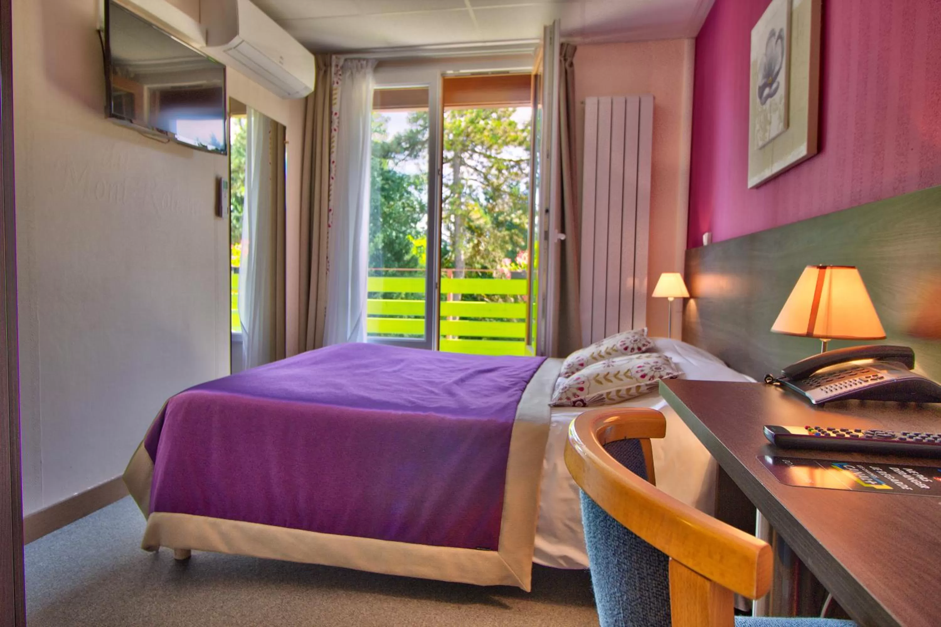 Bed in Logis Hôtel Restaurant Le Chalet du Mont Roland