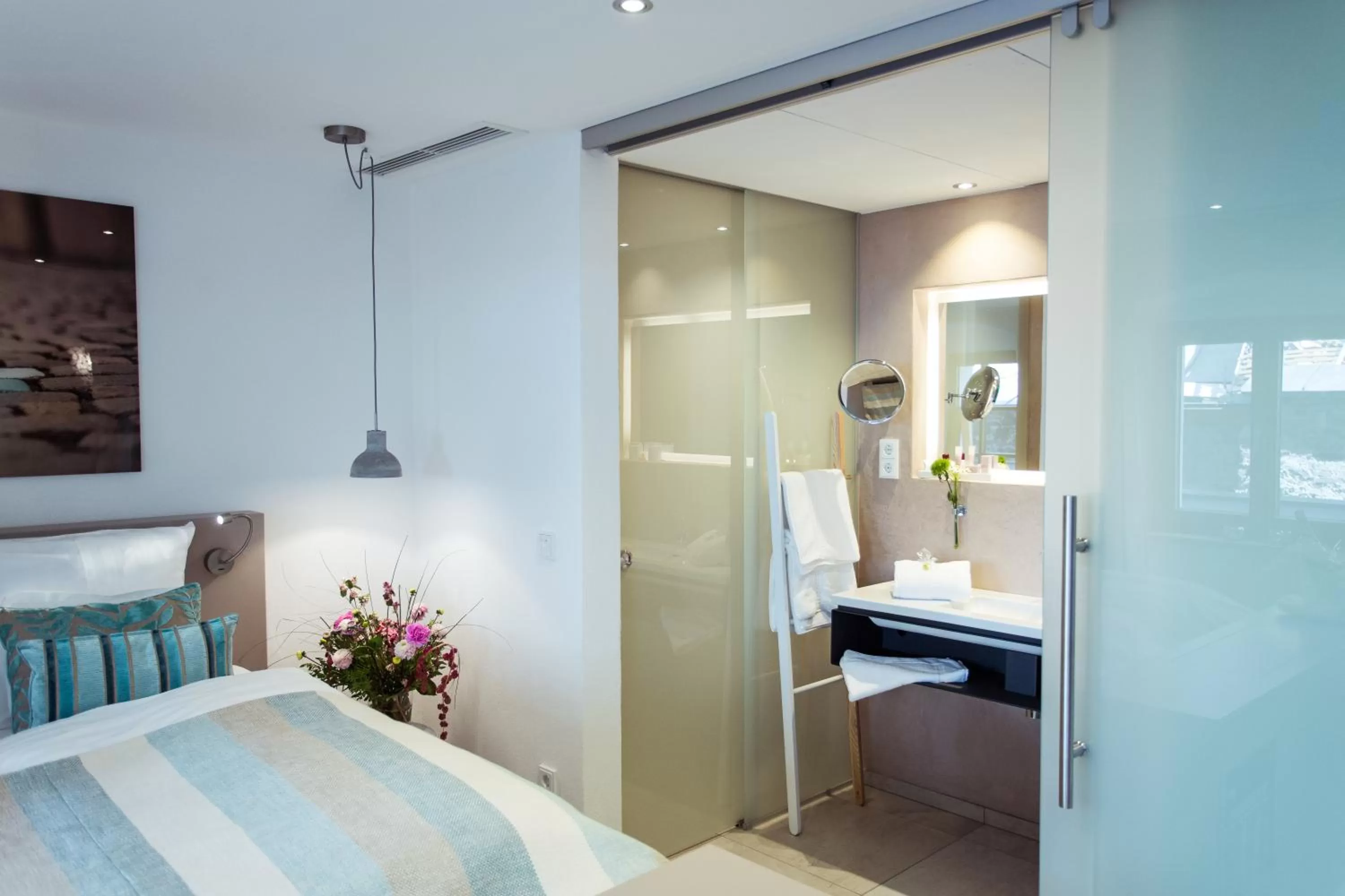 Bathroom, Bed in Passau - Suites