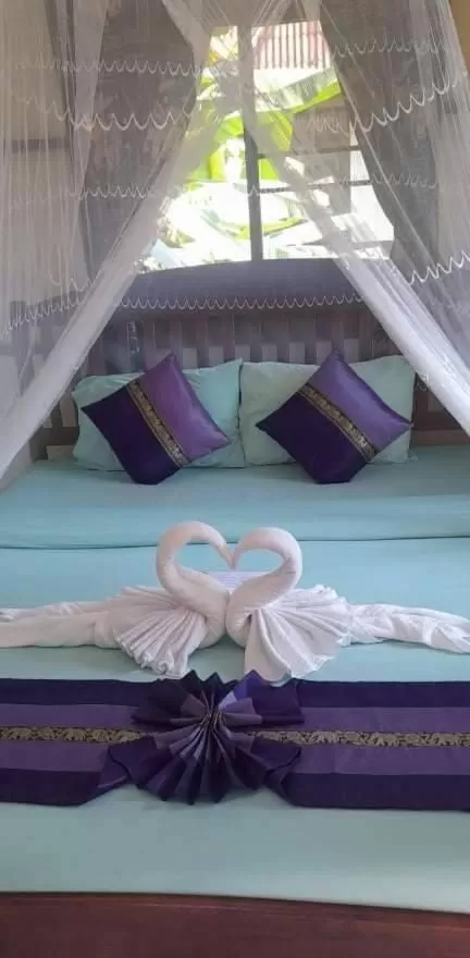 Bed in Khao Sok River & Jungle Resort