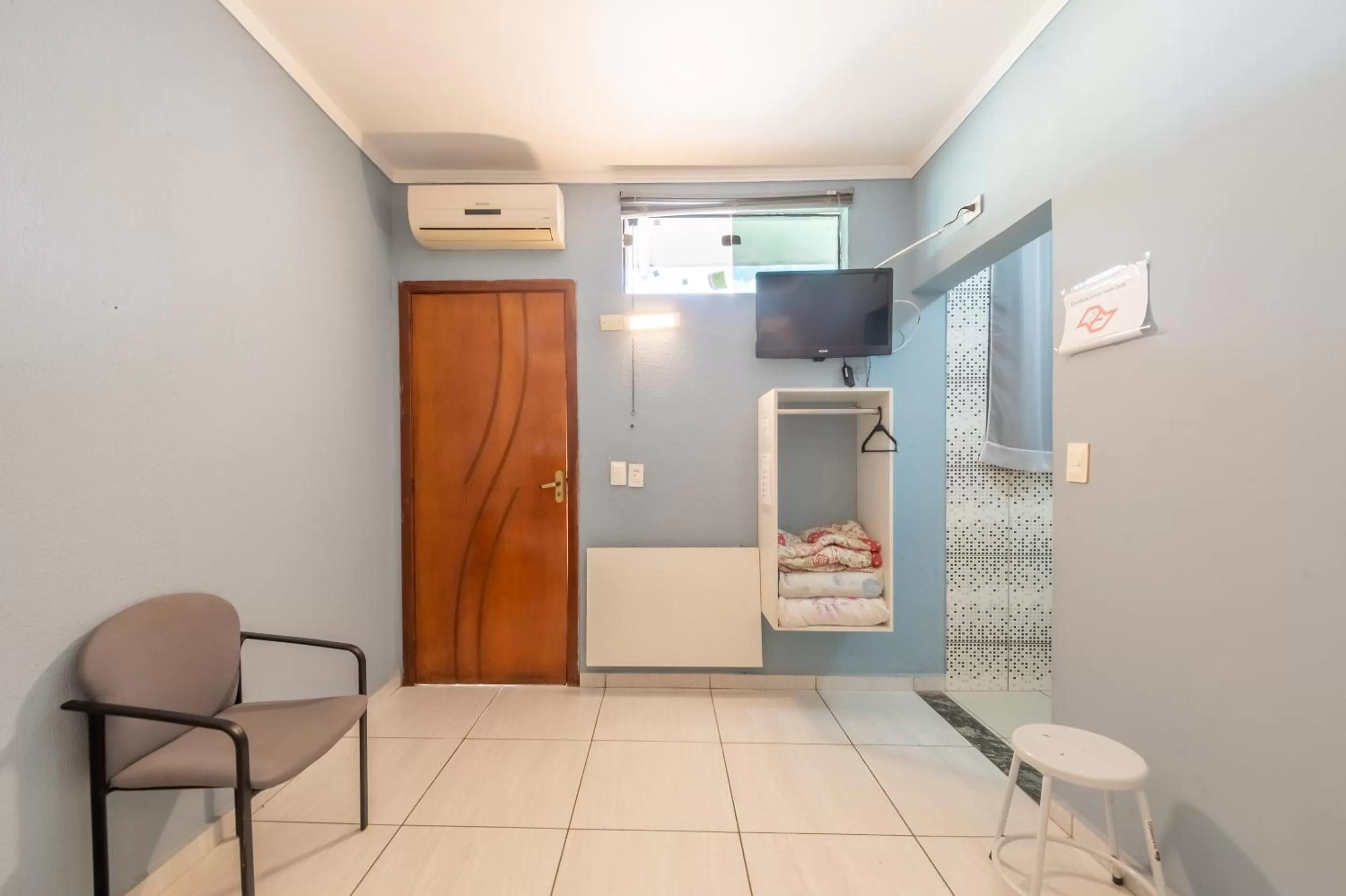 Bedroom, TV/Entertainment Center in Hotel Campolim