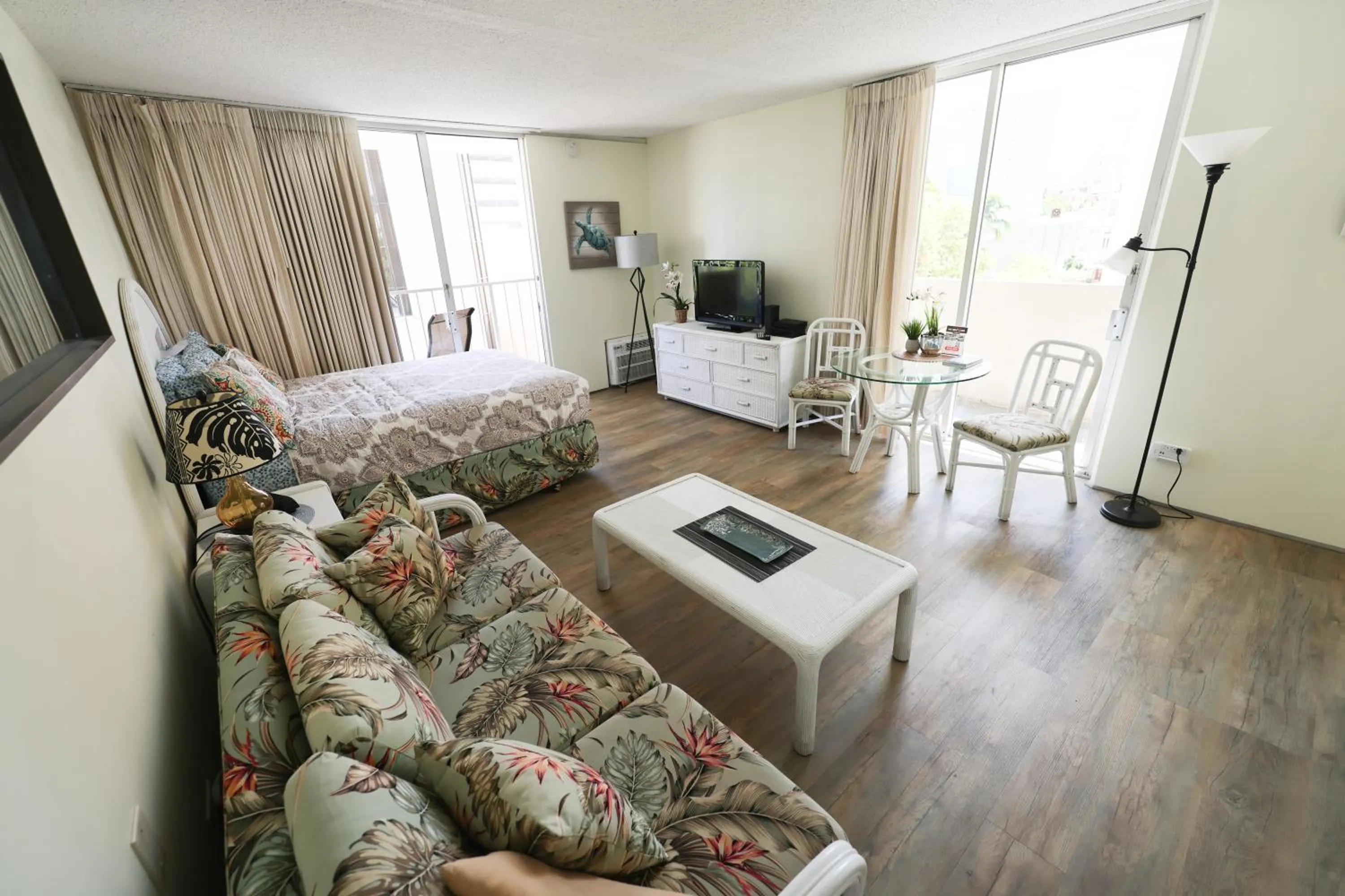 Tropical Studios at Marine Surf Waikiki - FREE PARKING - BEST LOCATION - FULL KITCHEN - SWIMMING POOL