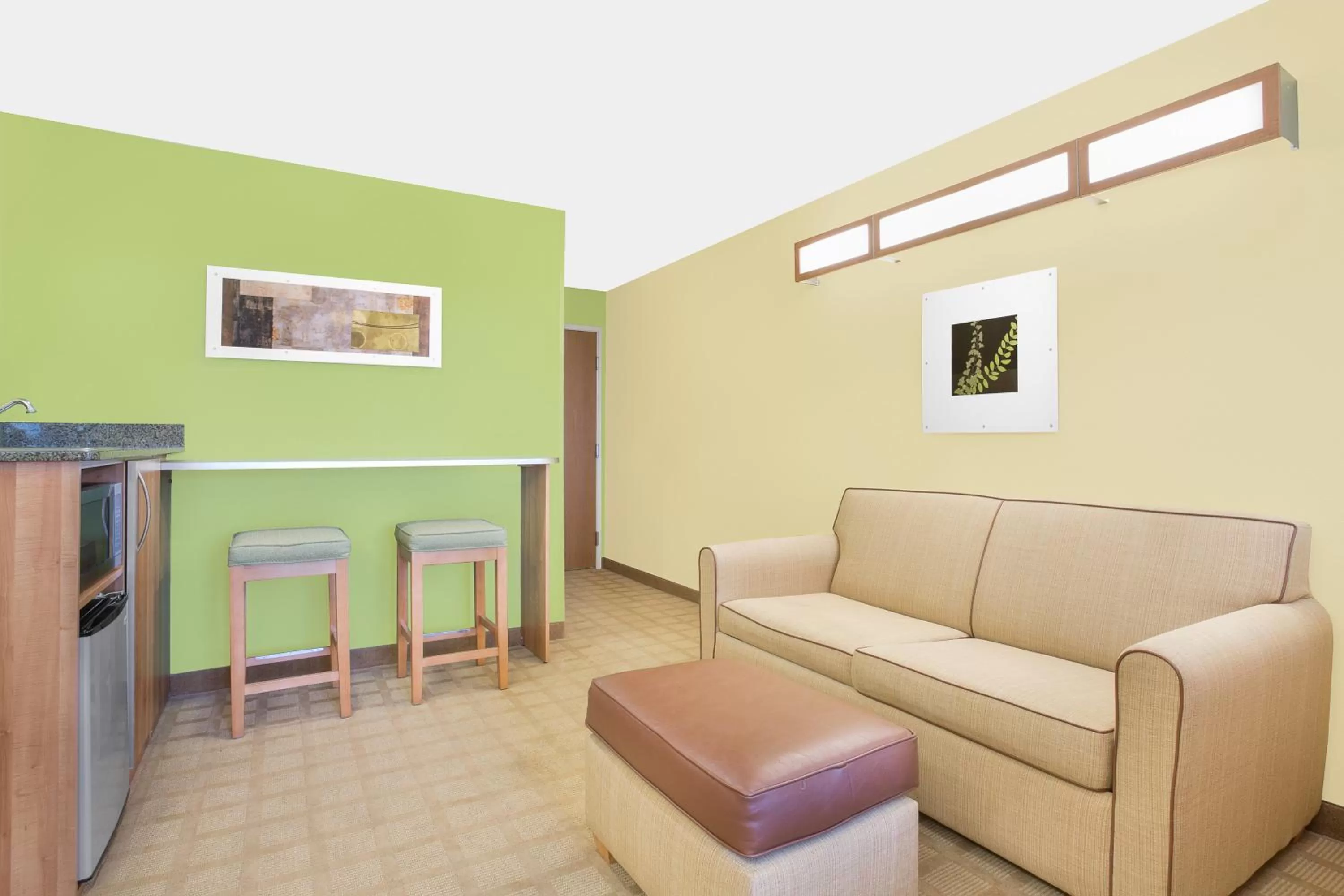 Living room in Microtel Inn & Suites by Wyndham Tuscumbia/Muscle Shoals