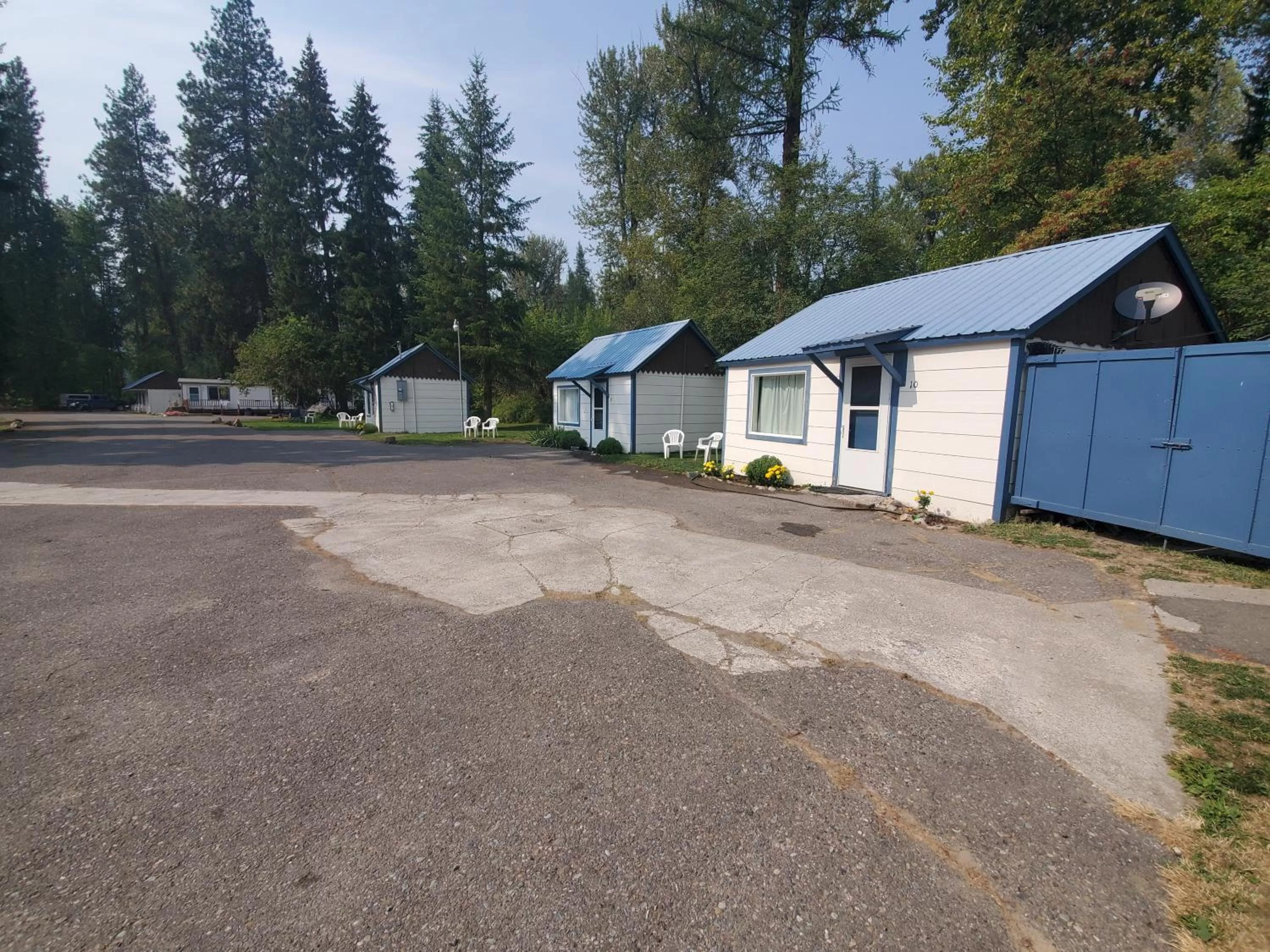 Property building in Little River Motel Saint Regis