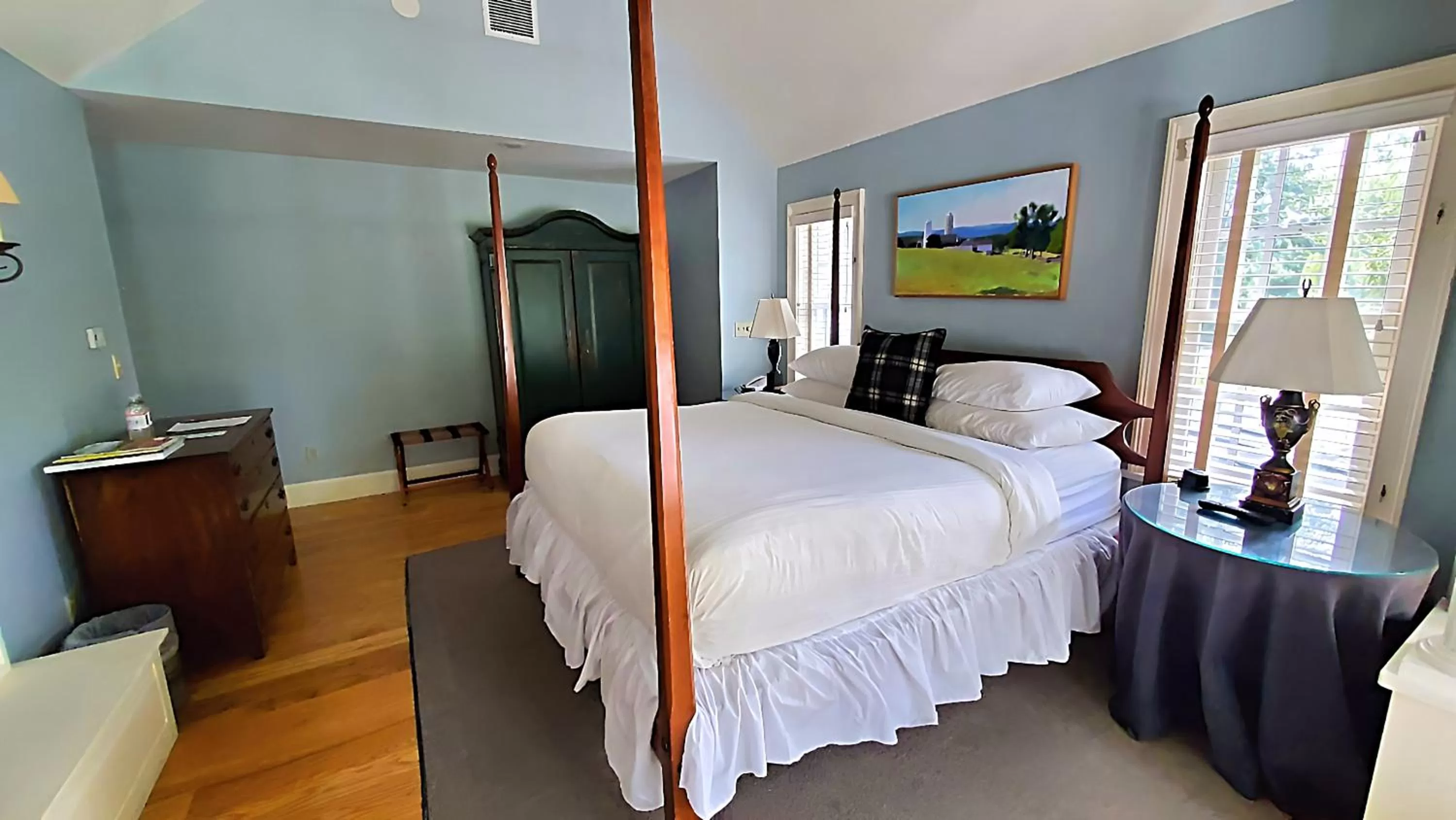 Bed in Four Columns Inn