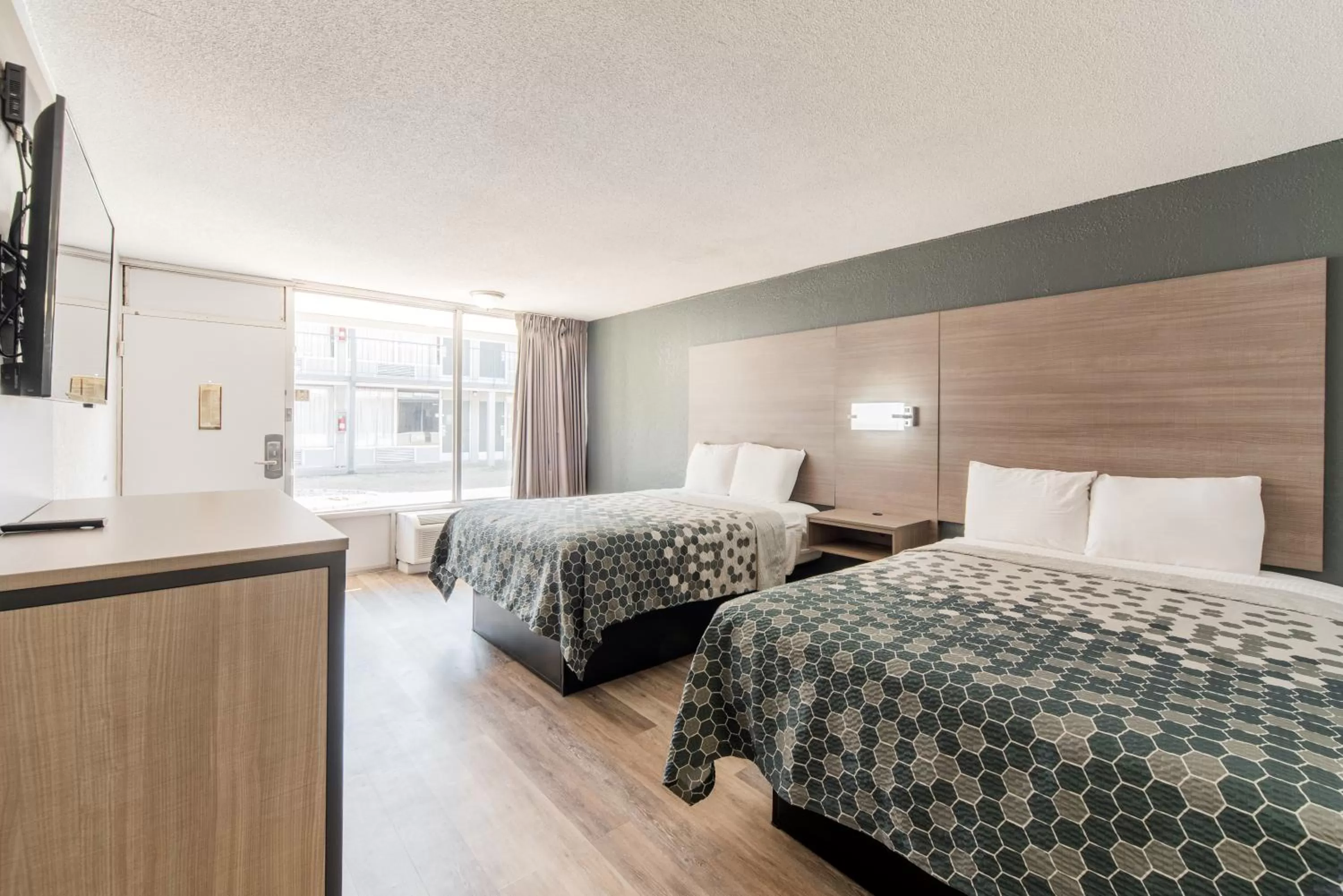 Bed in Econo Lodge Inn & Suites Near Bricktown