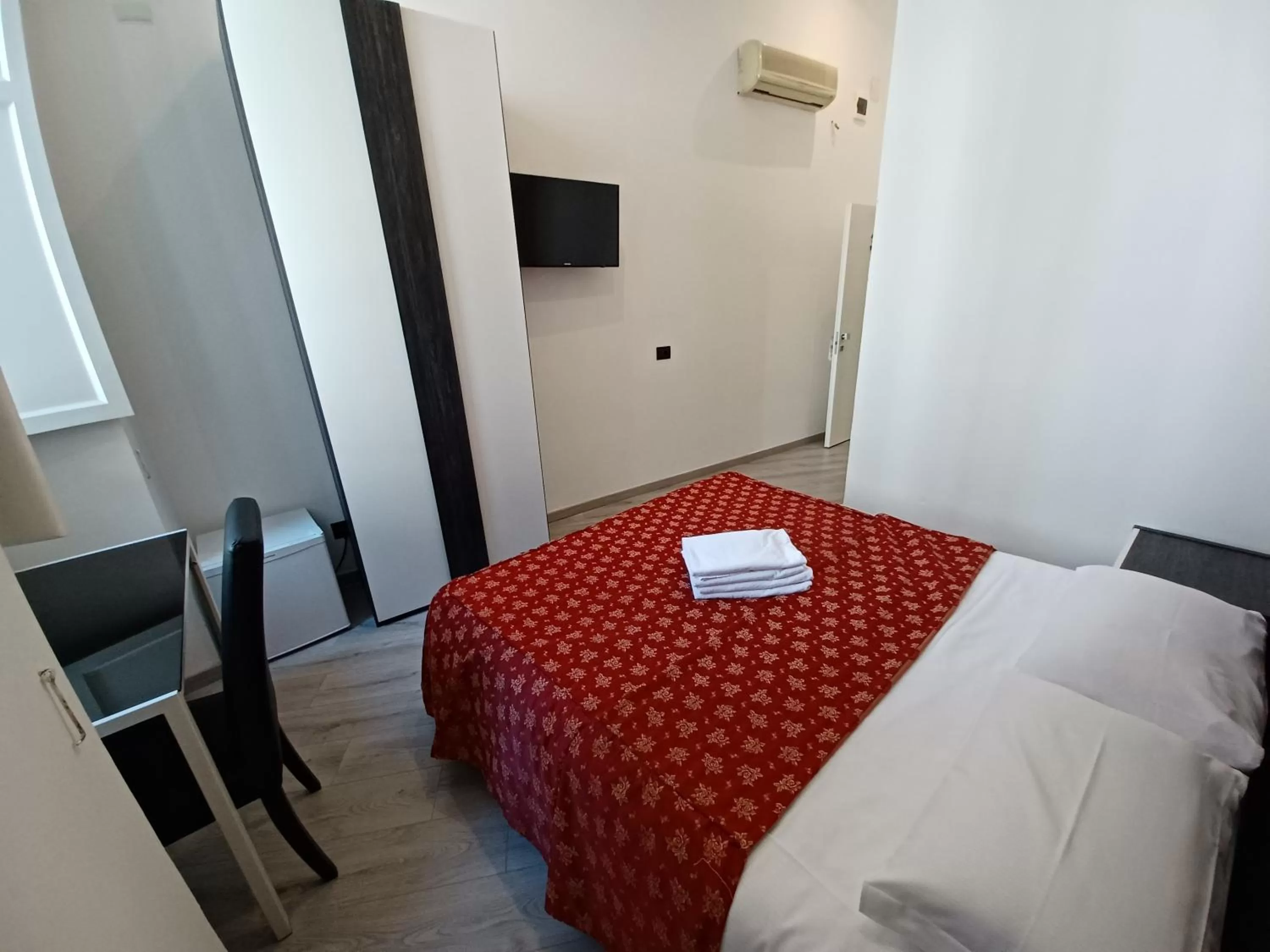 TV and multimedia, Bed in Hotel Mimosa Pantheon